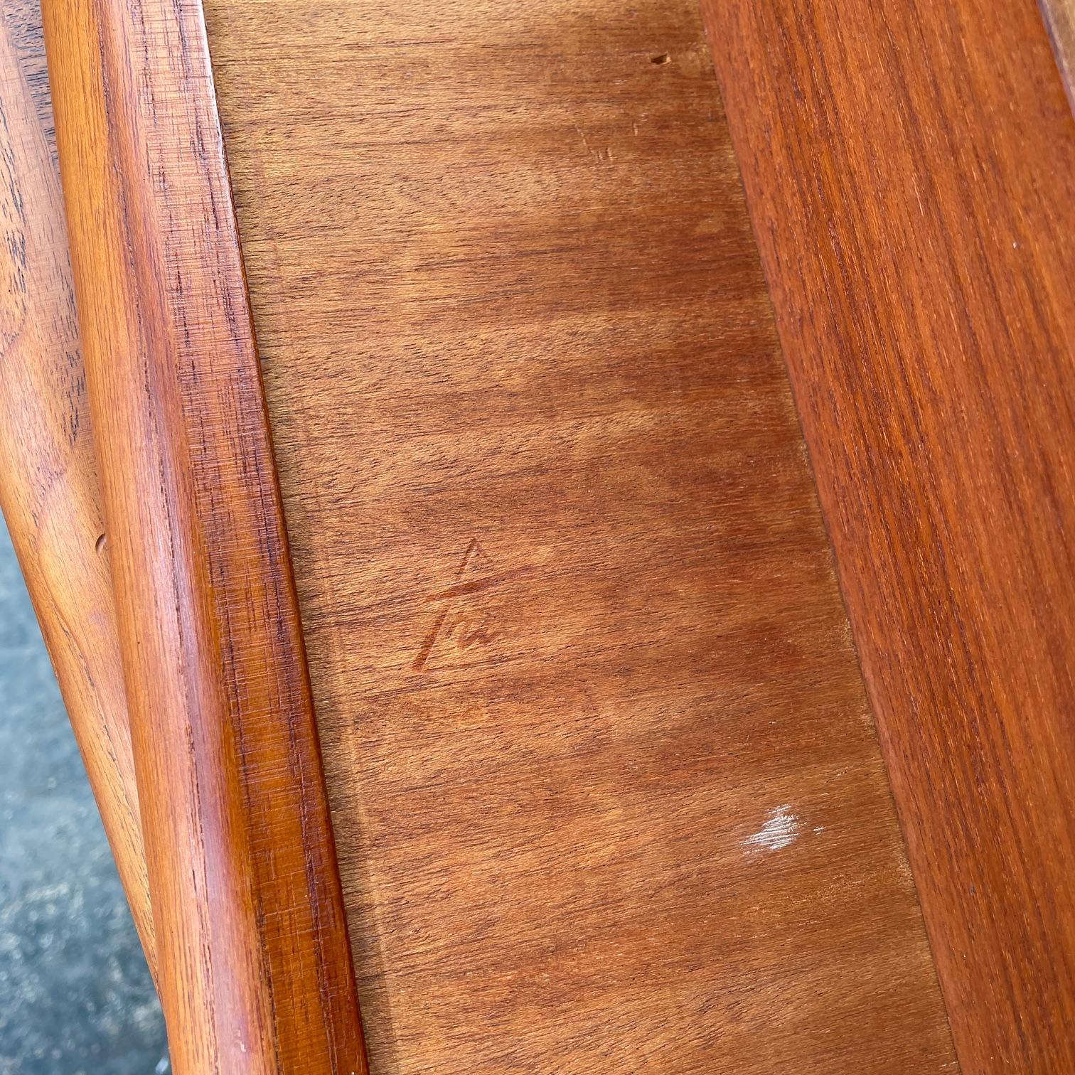 Paar 1960er Teak + Cane Dänische Sofa Tische Vintage Mid-Century Magazin Regal im Angebot 12