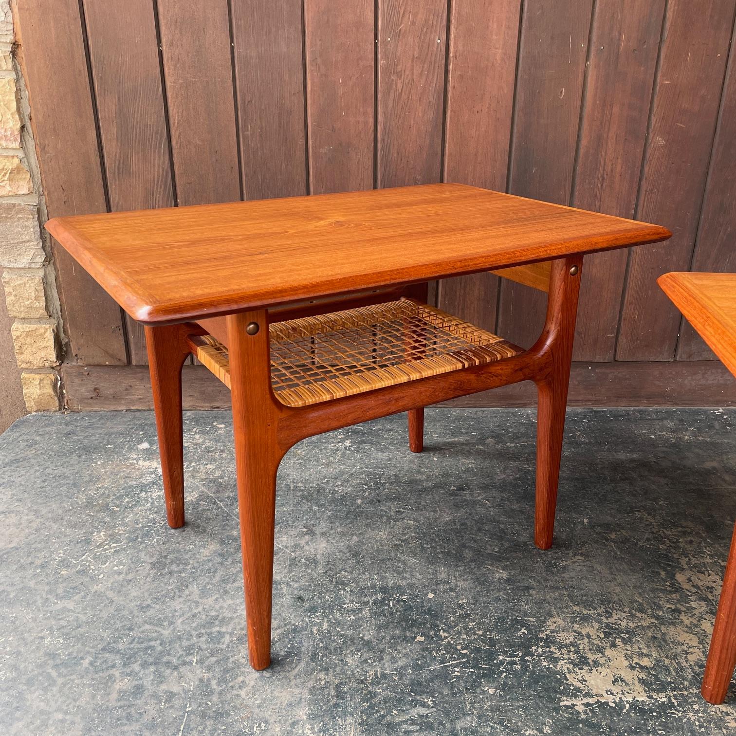 Paar 1960er Teak + Cane Dänische Sofa Tische Vintage Mid-Century Magazin Regal im Zustand „Gut“ im Angebot in Hyattsville, MD