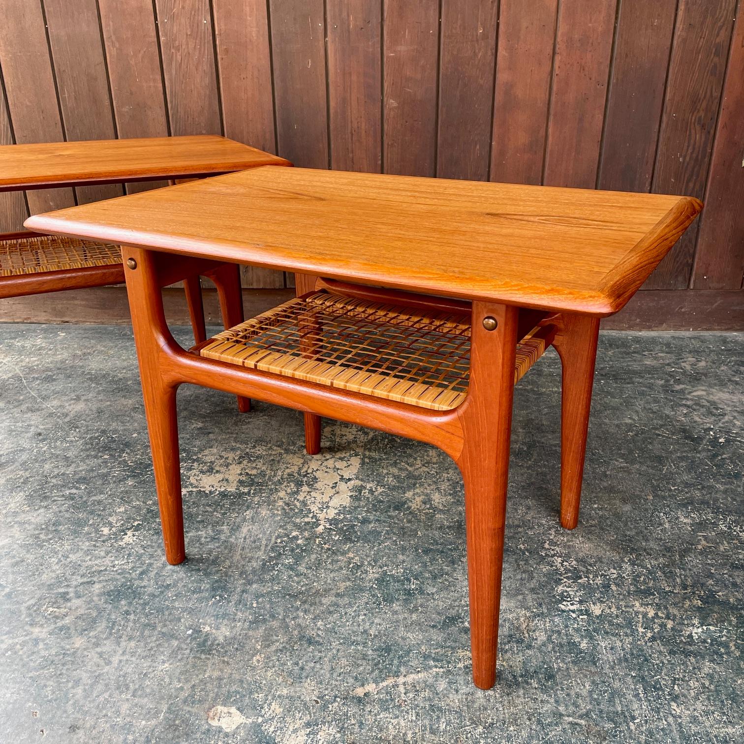 Paar 1960er Teak + Cane Dänische Sofa Tische Vintage Mid-Century Magazin Regal (Mitte des 20. Jahrhunderts) im Angebot