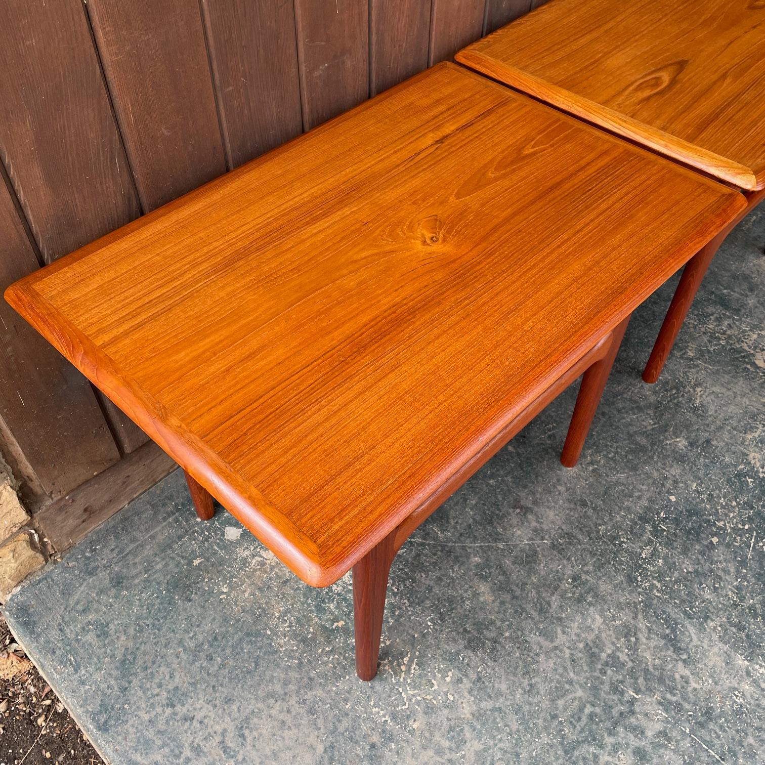Paar 1960er Teak + Cane Dänische Sofa Tische Vintage Mid-Century Magazin Regal (Gehstock) im Angebot