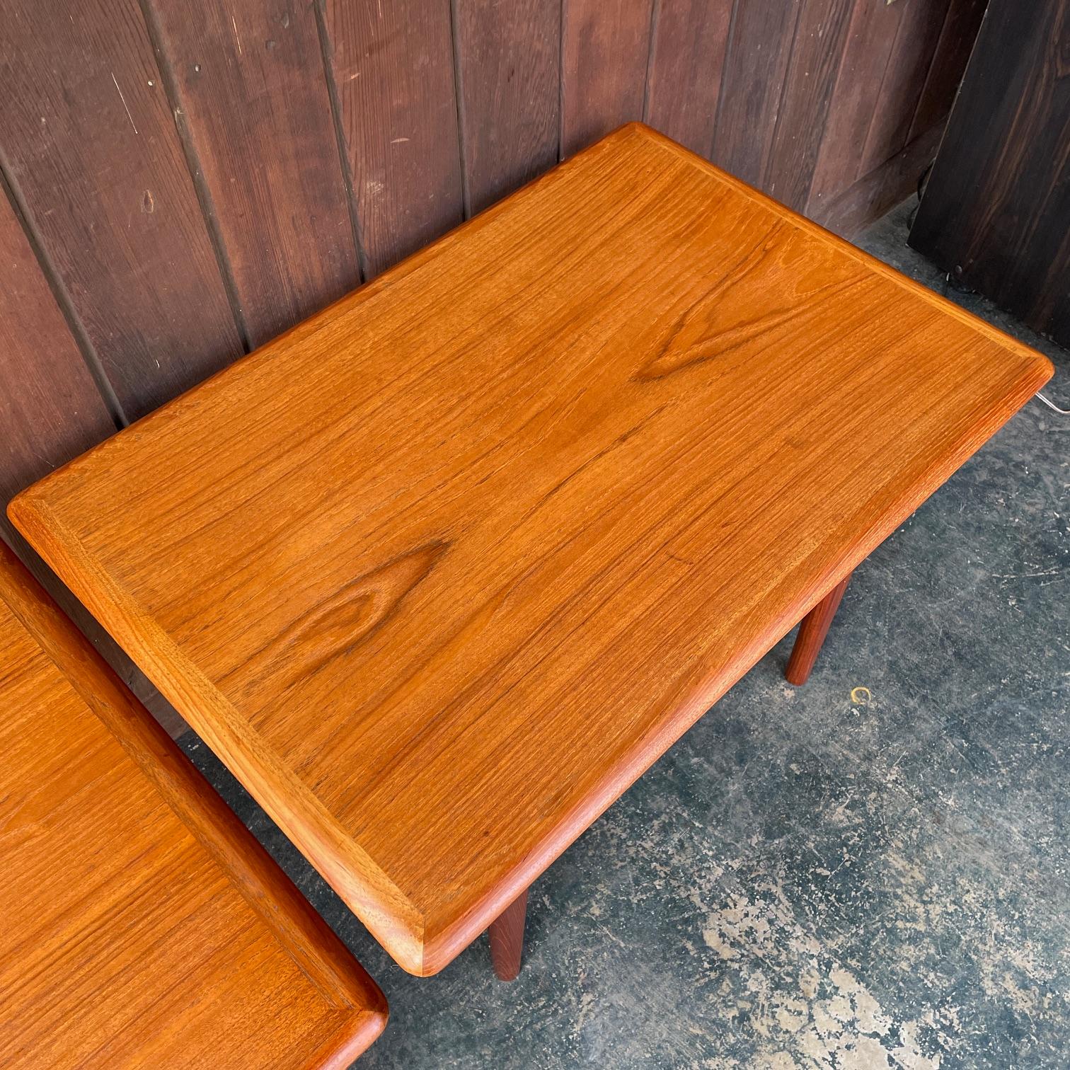 Paar 1960er Teak + Cane Dänische Sofa Tische Vintage Mid-Century Magazin Regal im Angebot 1