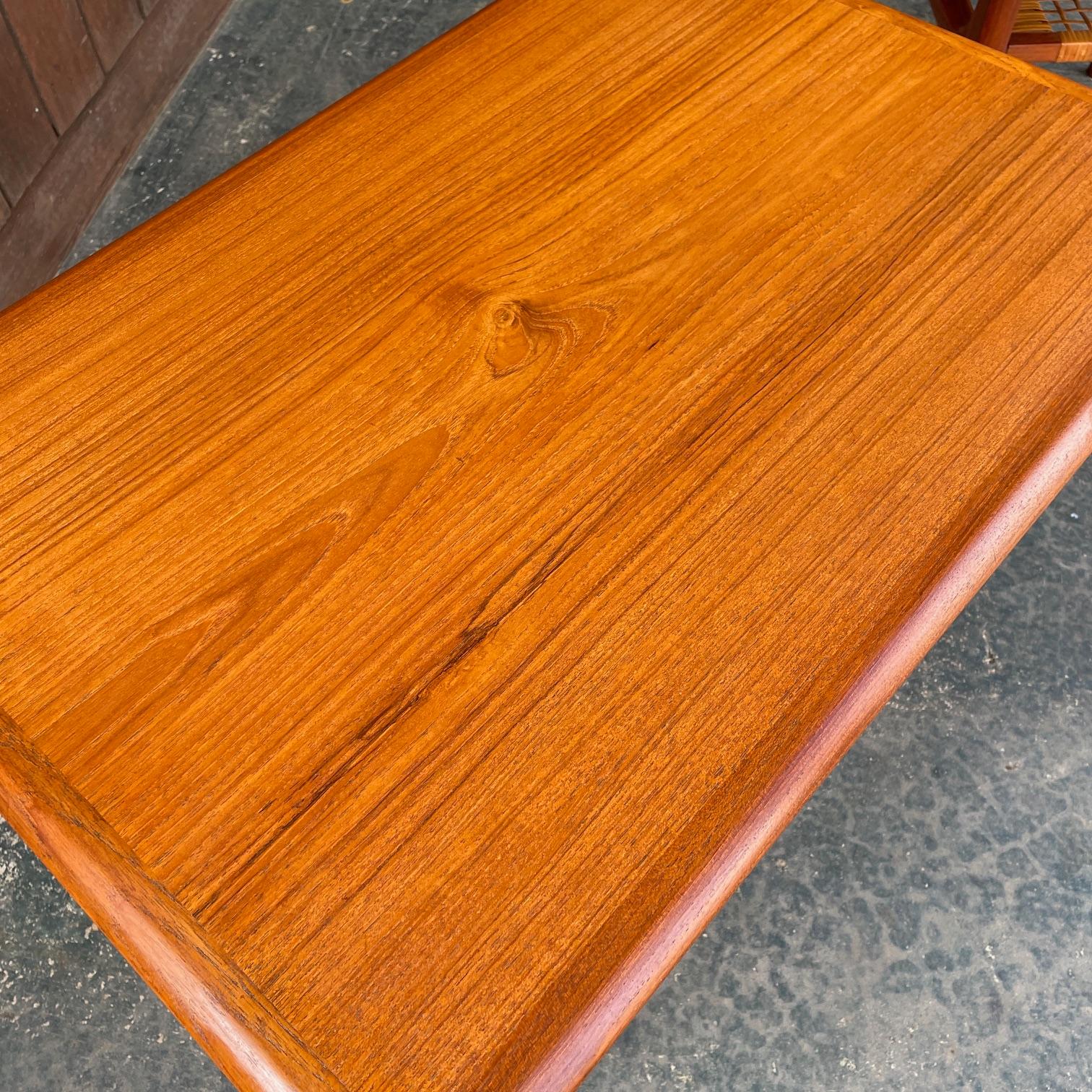 Paar 1960er Teak + Cane Dänische Sofa Tische Vintage Mid-Century Magazin Regal im Angebot 2
