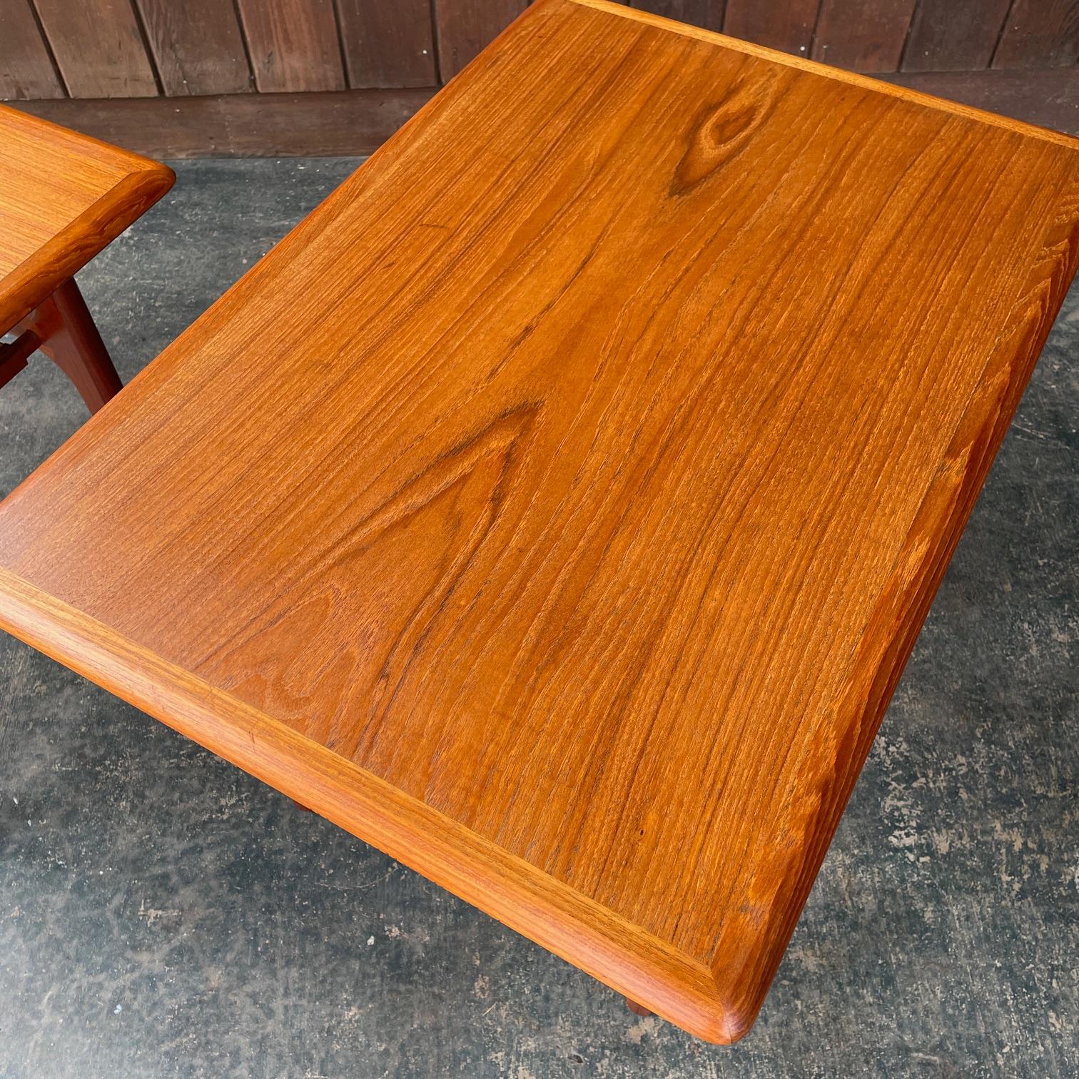 Paar 1960er Teak + Cane Dänische Sofa Tische Vintage Mid-Century Magazin Regal im Angebot 3