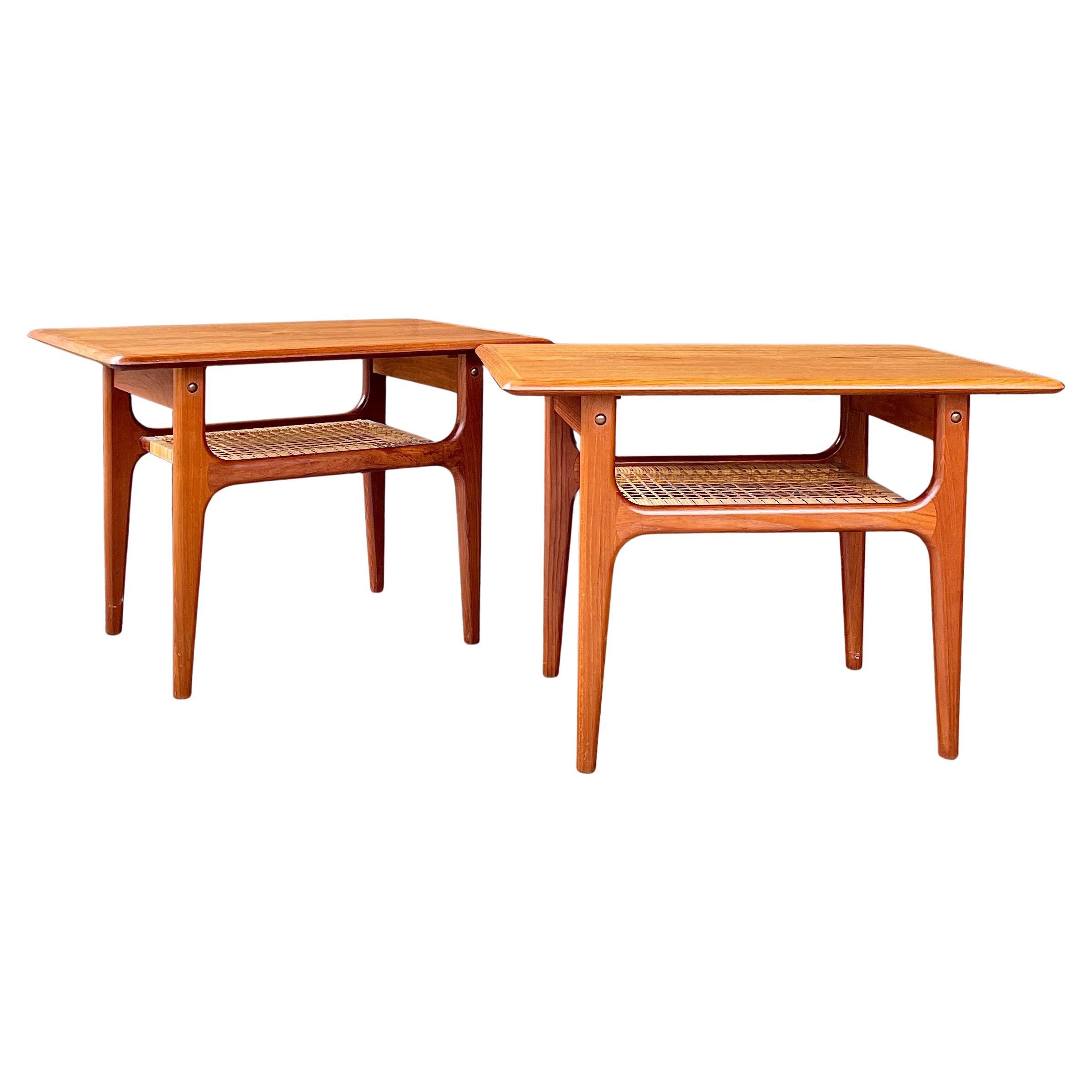 Paar 1960er Teak + Cane Dänische Sofa Tische Vintage Mid-Century Magazin Regal im Angebot