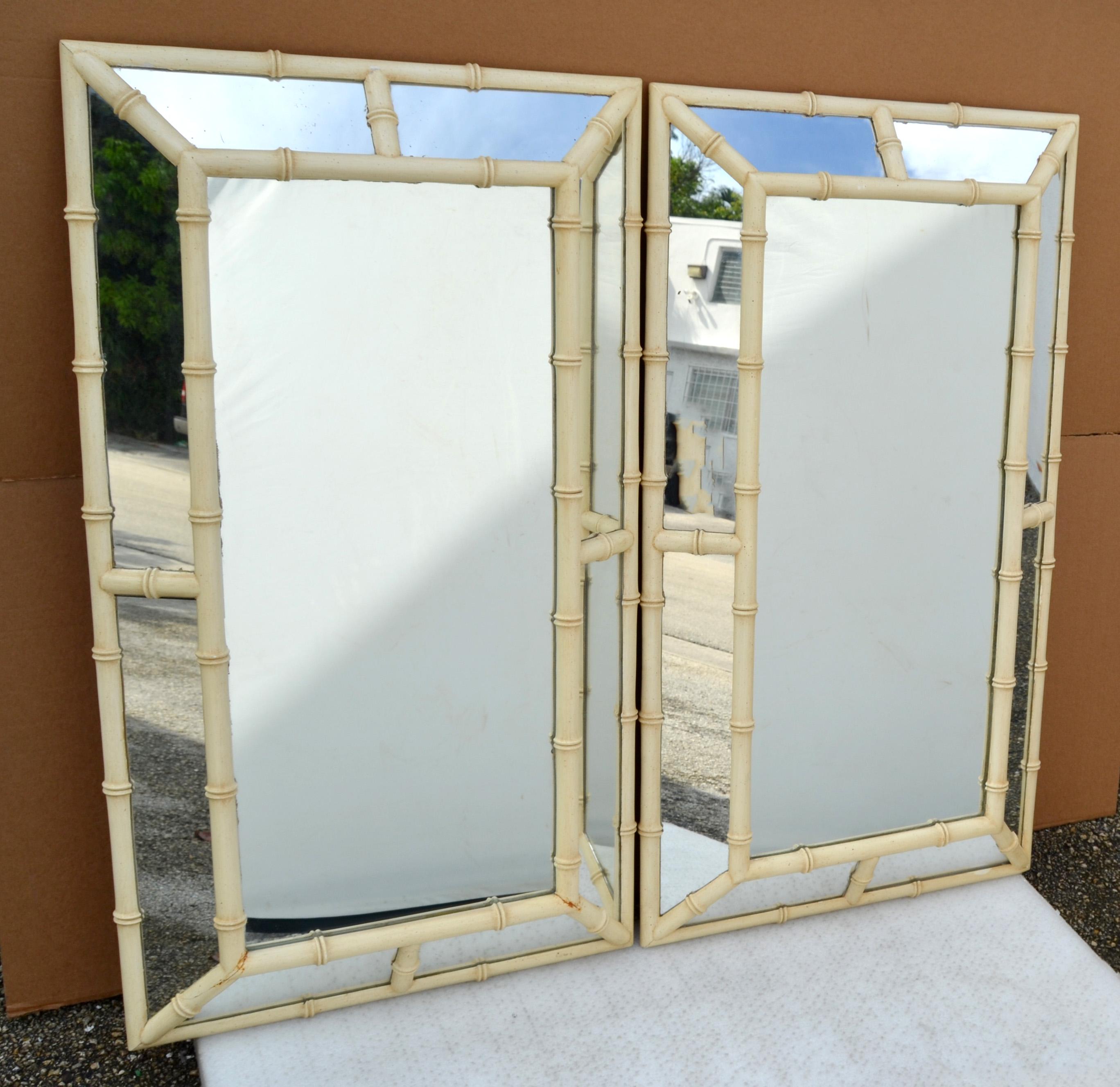 Paar 1970 Palm Beach Regency Vintage Faux Bamboo Off White Facettierte Wandspiegel im Angebot 4