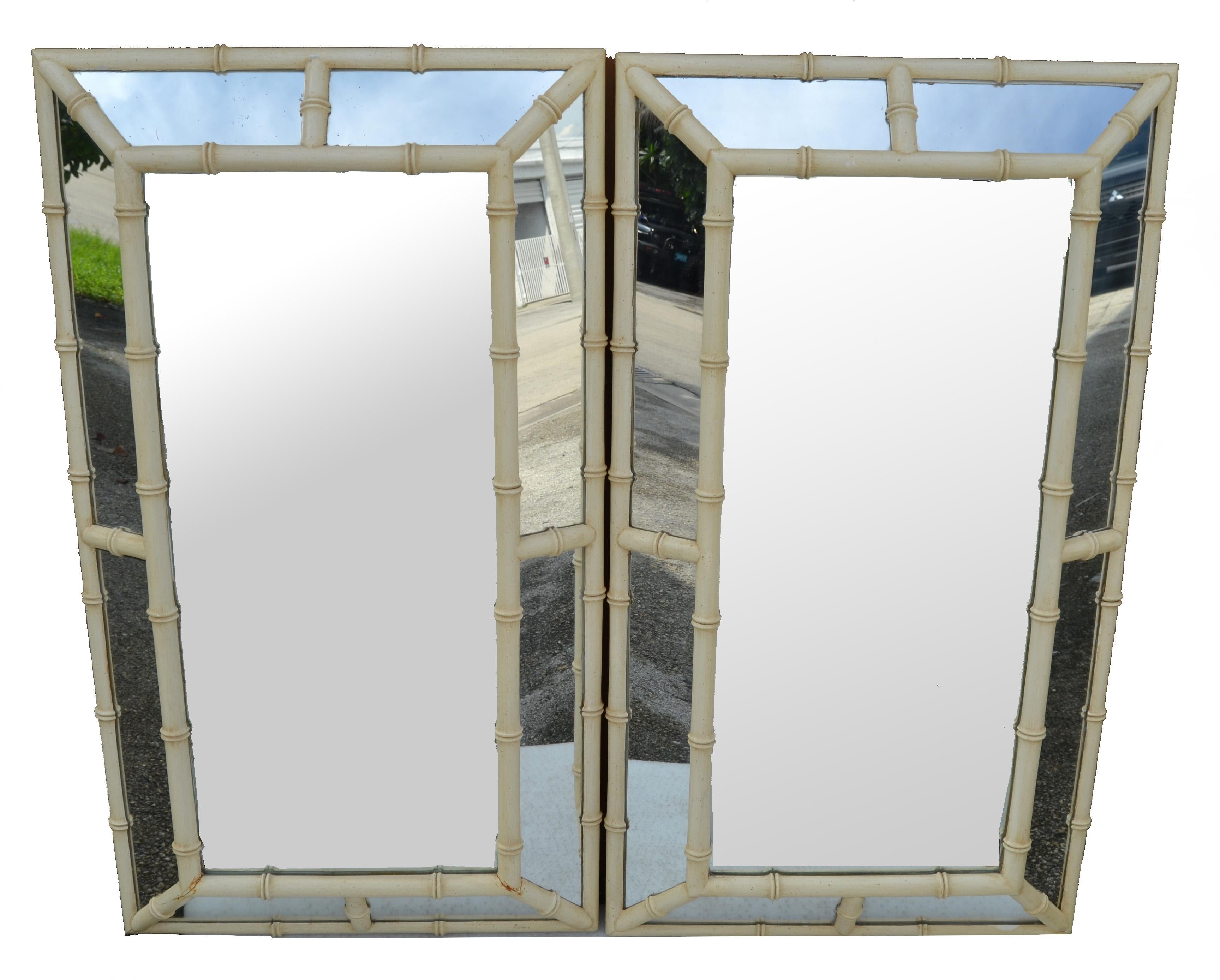 Paar 1970 Palm Beach Regency Vintage Faux Bamboo Off White Facettierte Wandspiegel.
Die geometrisch elegante, handwerkliche Form und das tropische Flair durch das Bambusimitat machen Ihr Zuhause zu einem erhellenden Mittelpunkt der