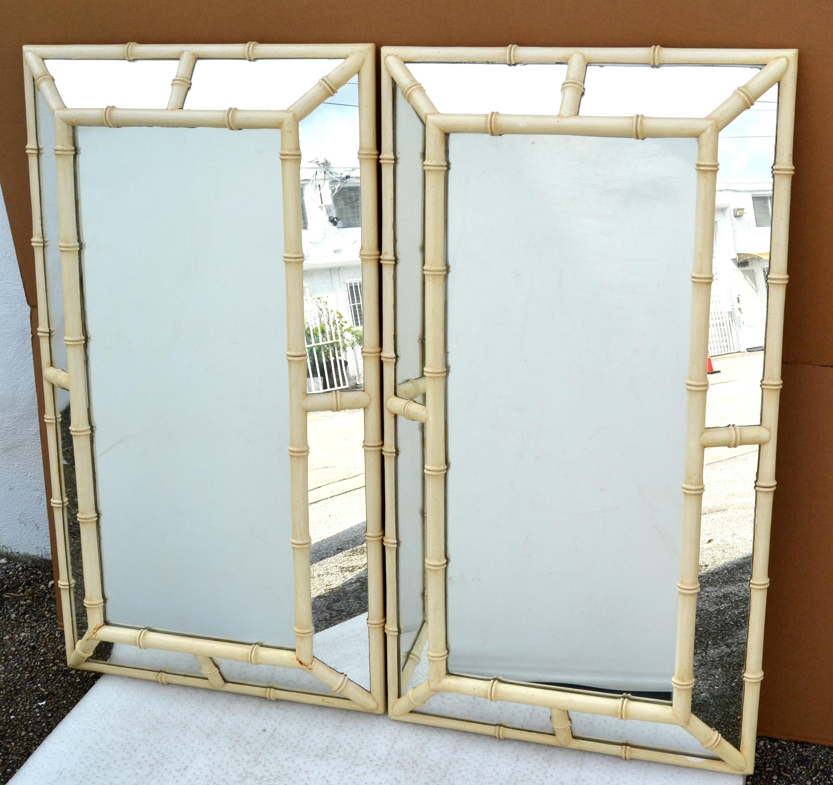 Paar 1970 Palm Beach Regency Vintage Faux Bamboo Off White Facettierte Wandspiegel (amerikanisch) im Angebot