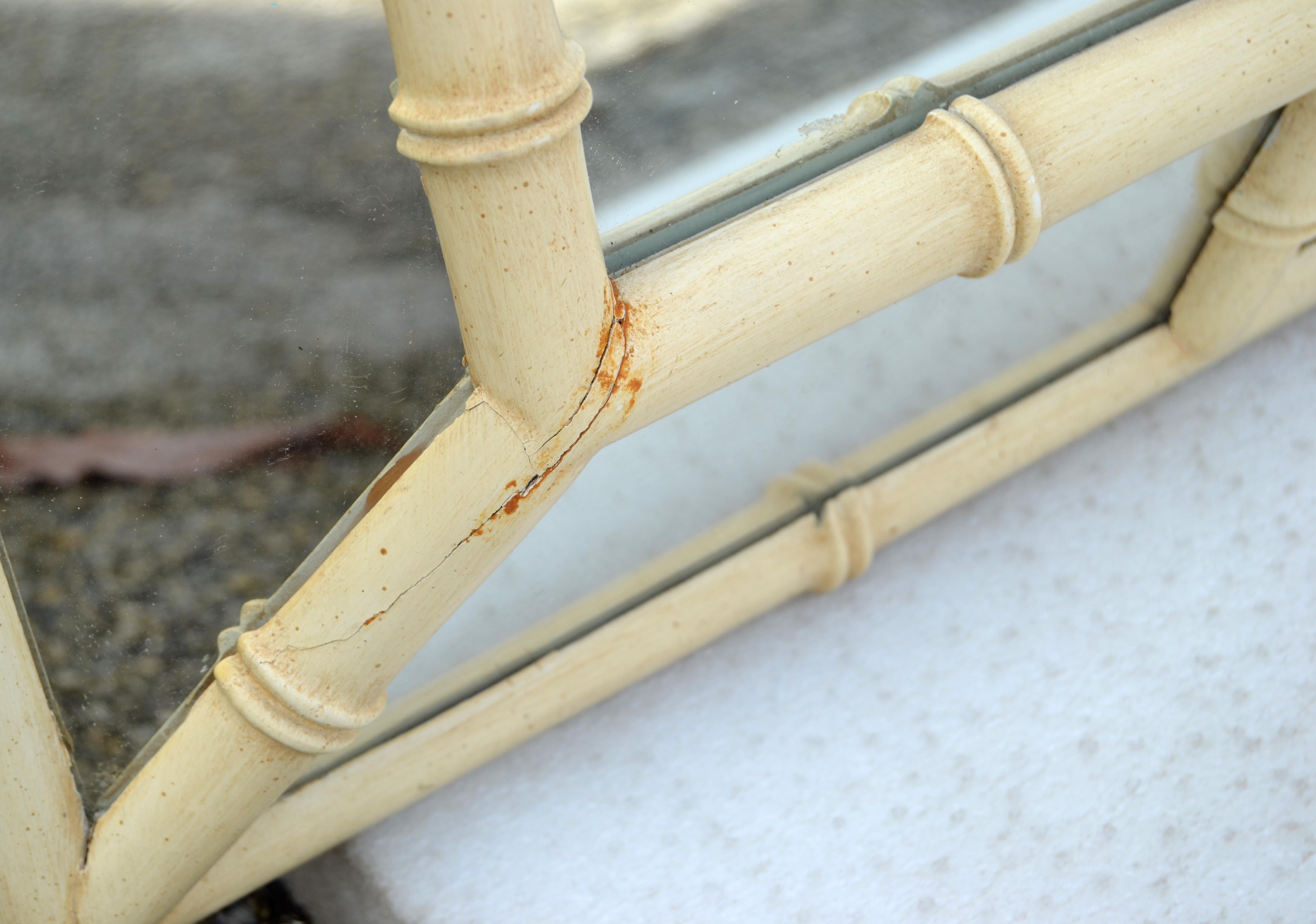 Paar 1970 Palm Beach Regency Vintage Faux Bamboo Off White Facettierte Wandspiegel (Kunstbambus) im Angebot