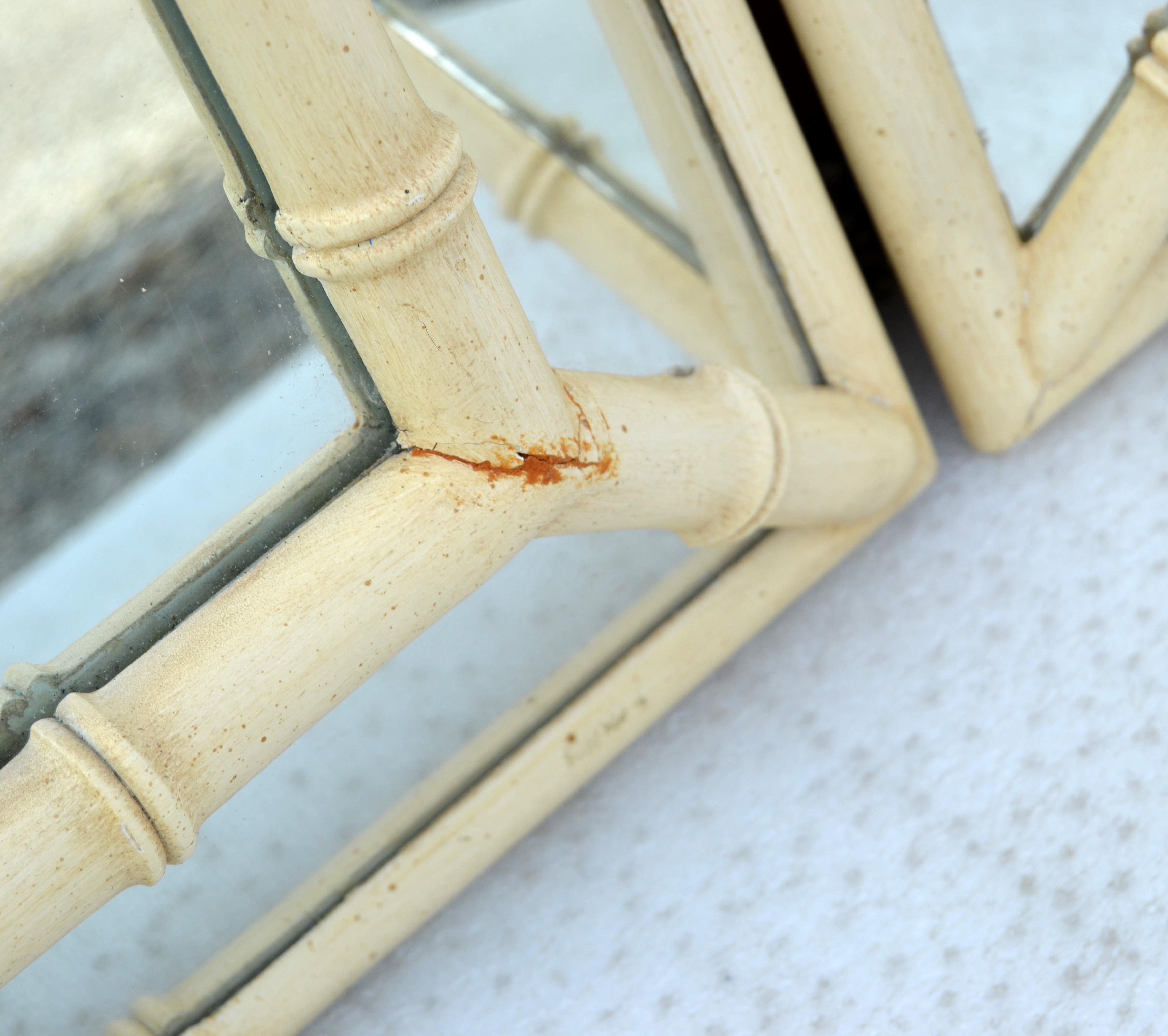 Paar 1970 Palm Beach Regency Vintage Faux Bamboo Off White Facettierte Wandspiegel im Angebot 1