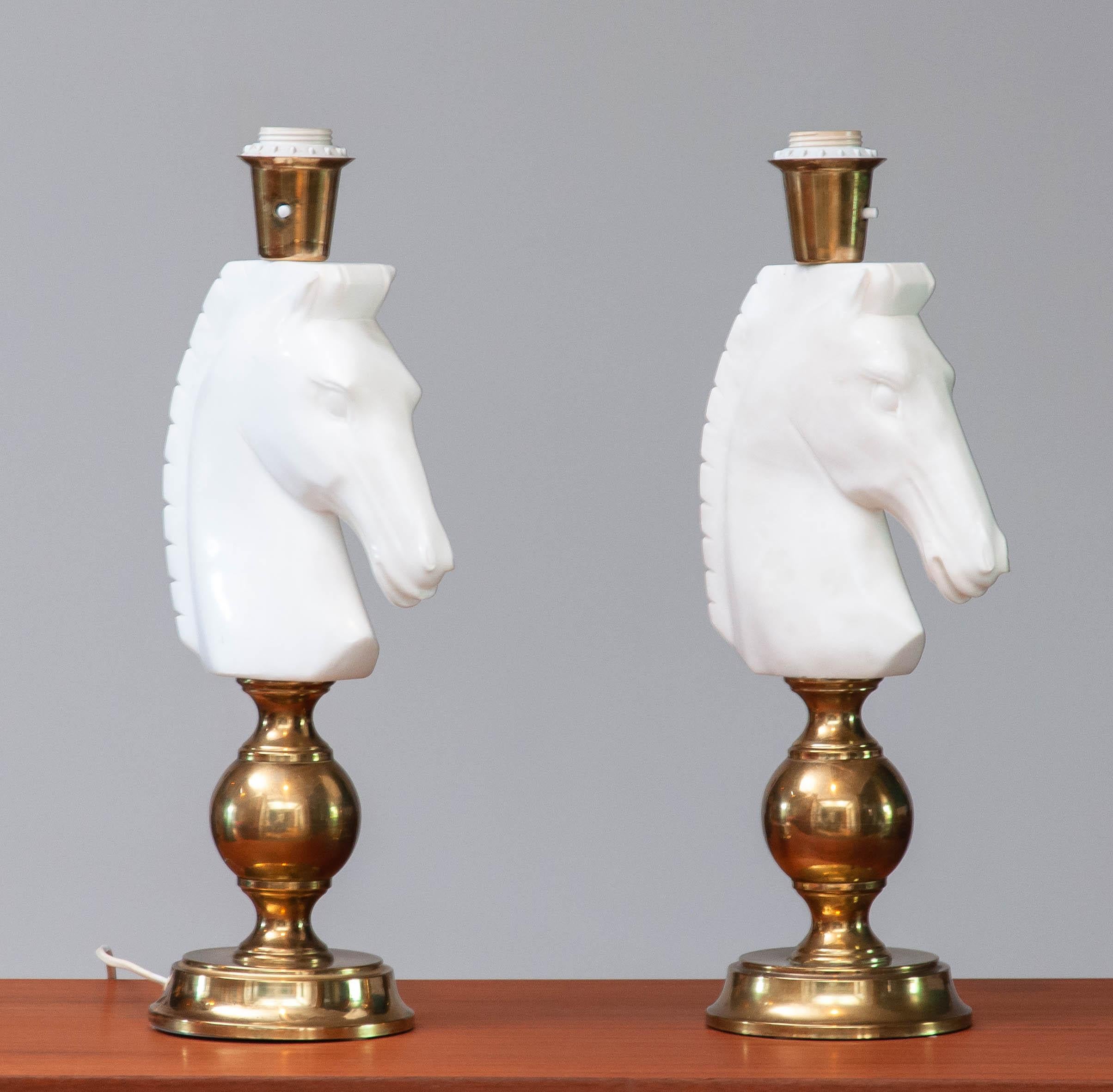 Paire de lampes de bureau en laiton des années 1970 avec de grandes têtes de chevaux en albâtre blanc italien Bon état - En vente à Silvolde, Gelderland