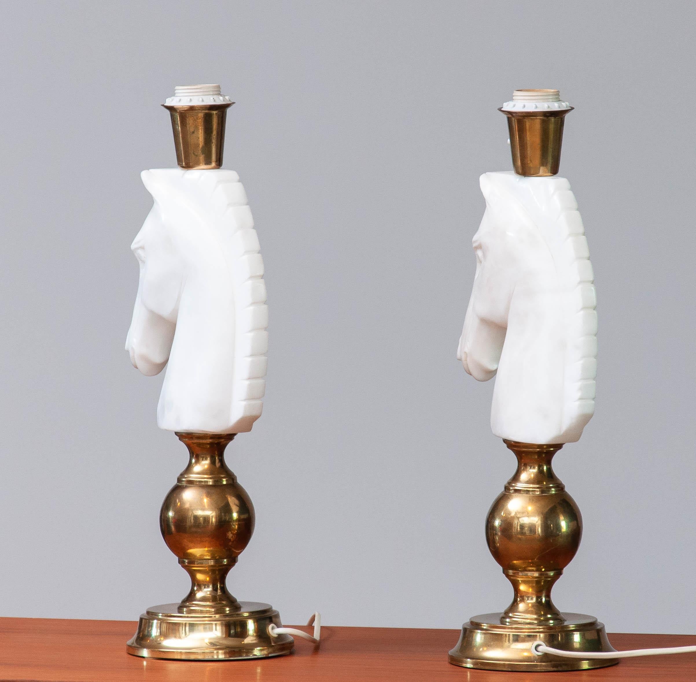 Fin du 20e siècle Paire de lampes de bureau en laiton des années 1970 avec de grandes têtes de chevaux en albâtre blanc italien en vente