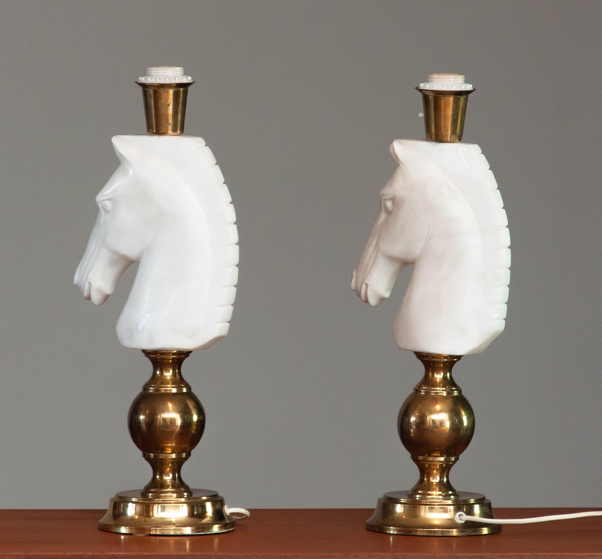 Laiton Paire de lampes de bureau en laiton des années 1970 avec de grandes têtes de chevaux en albâtre blanc italien en vente