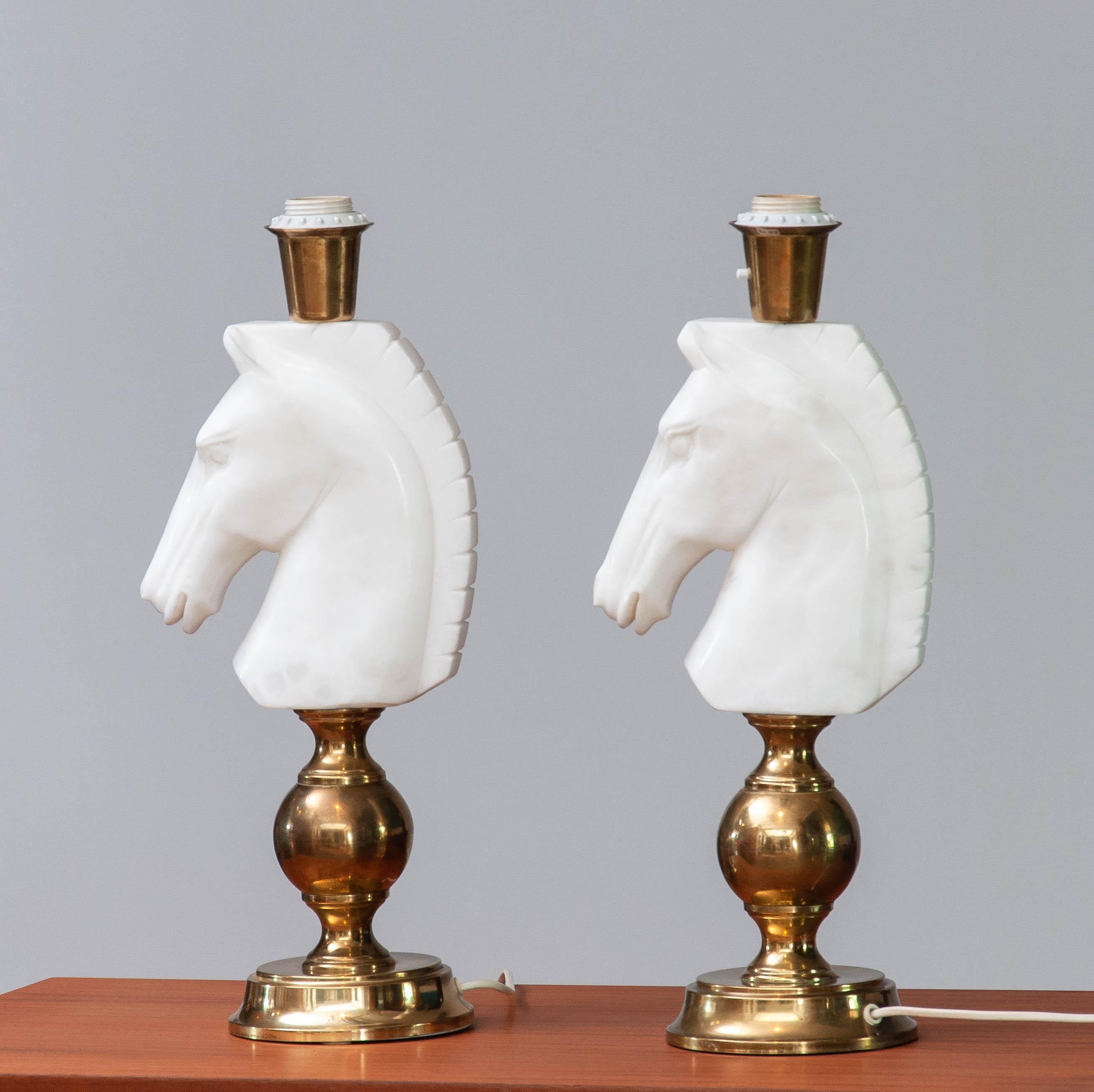 Paire de lampes de bureau en laiton des années 1970 avec de grandes têtes de chevaux en albâtre blanc italien en vente 1