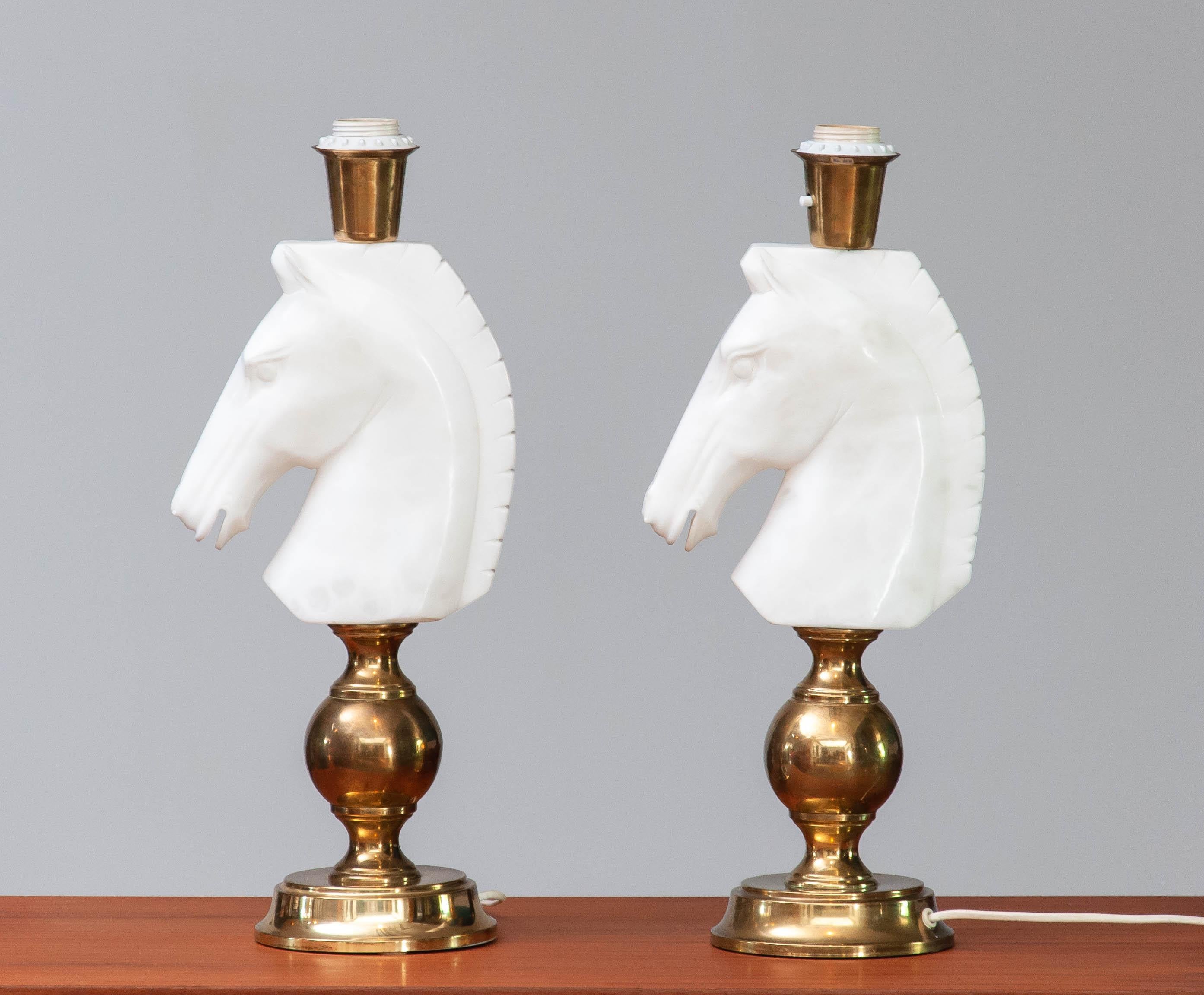 Paire de lampes de bureau en laiton des années 1970 avec de grandes têtes de chevaux en albâtre blanc italien en vente 2