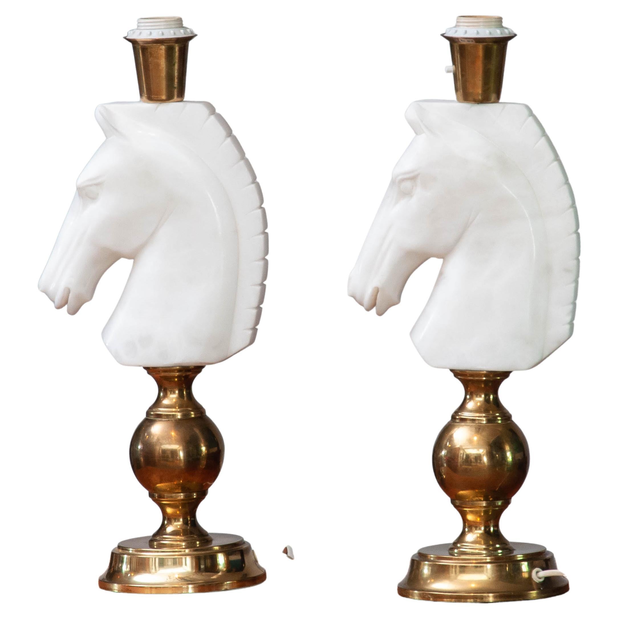 Paire de lampes de bureau en laiton des années 1970 avec de grandes têtes de chevaux en albâtre blanc italien en vente