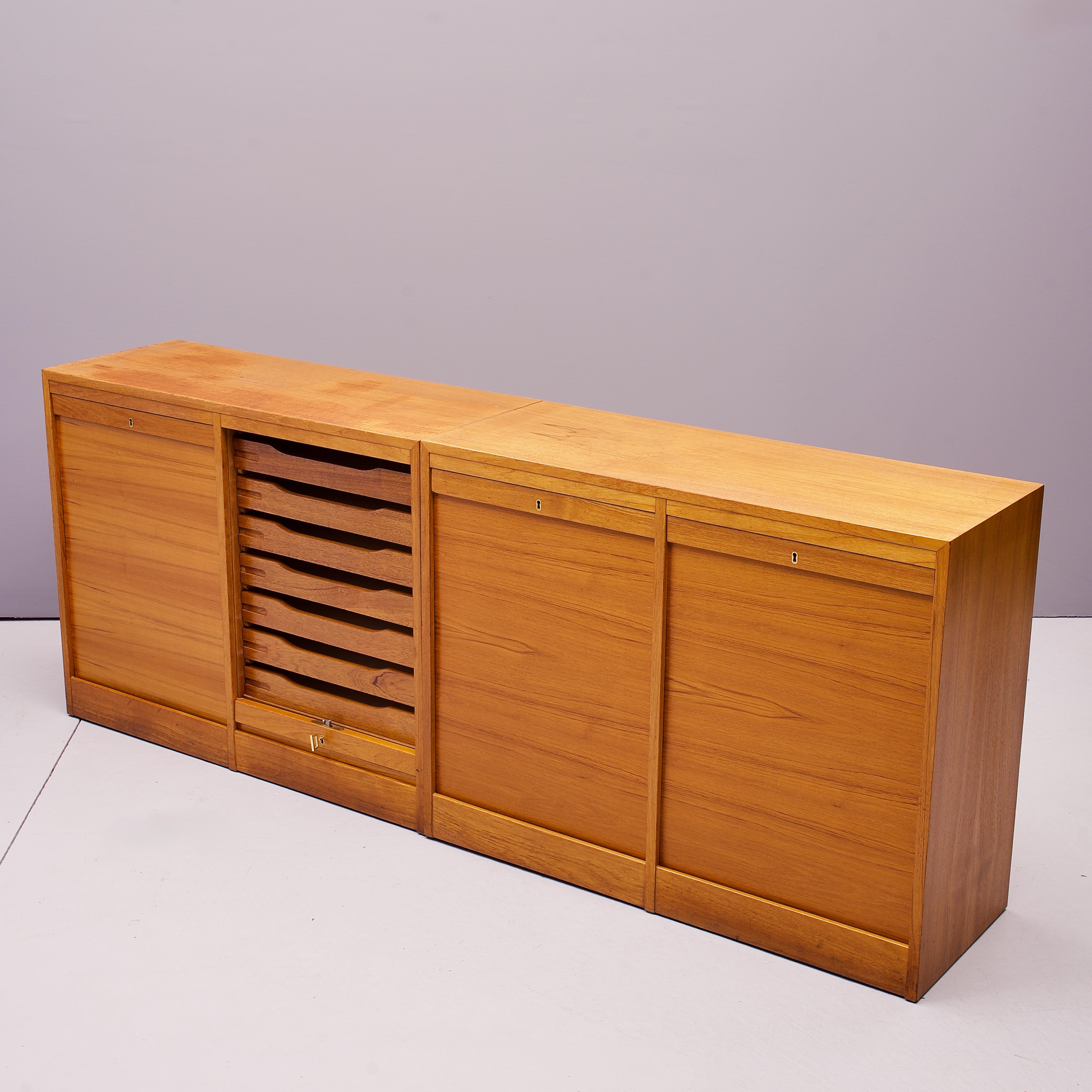 Scandinave moderne Paire d'armoires à dossiers en teck danois des années 1970 avec portes à tambour Commode en guise de crédence en vente