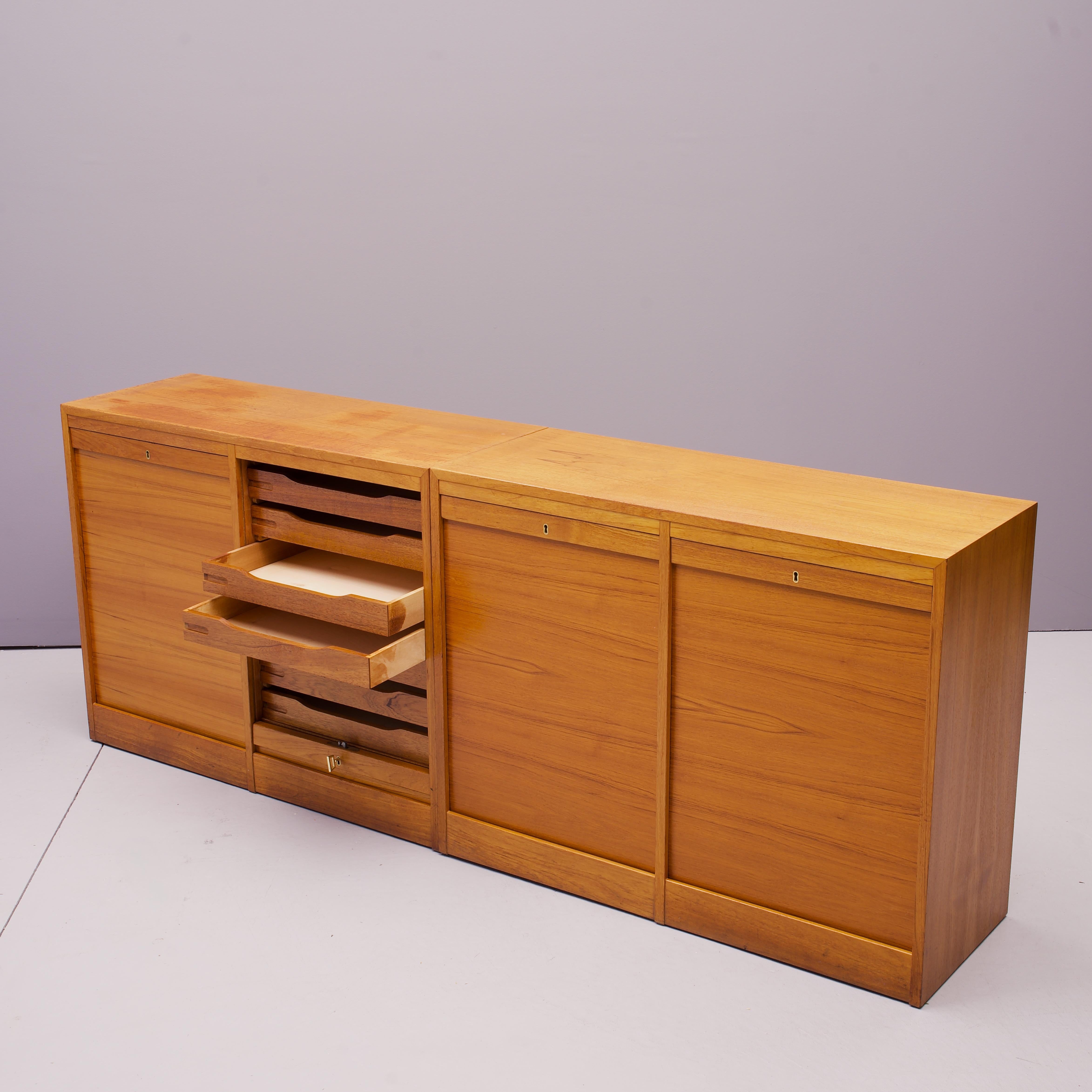 Danois Paire d'armoires à dossiers en teck danois des années 1970 avec portes à tambour Commode en guise de crédence en vente