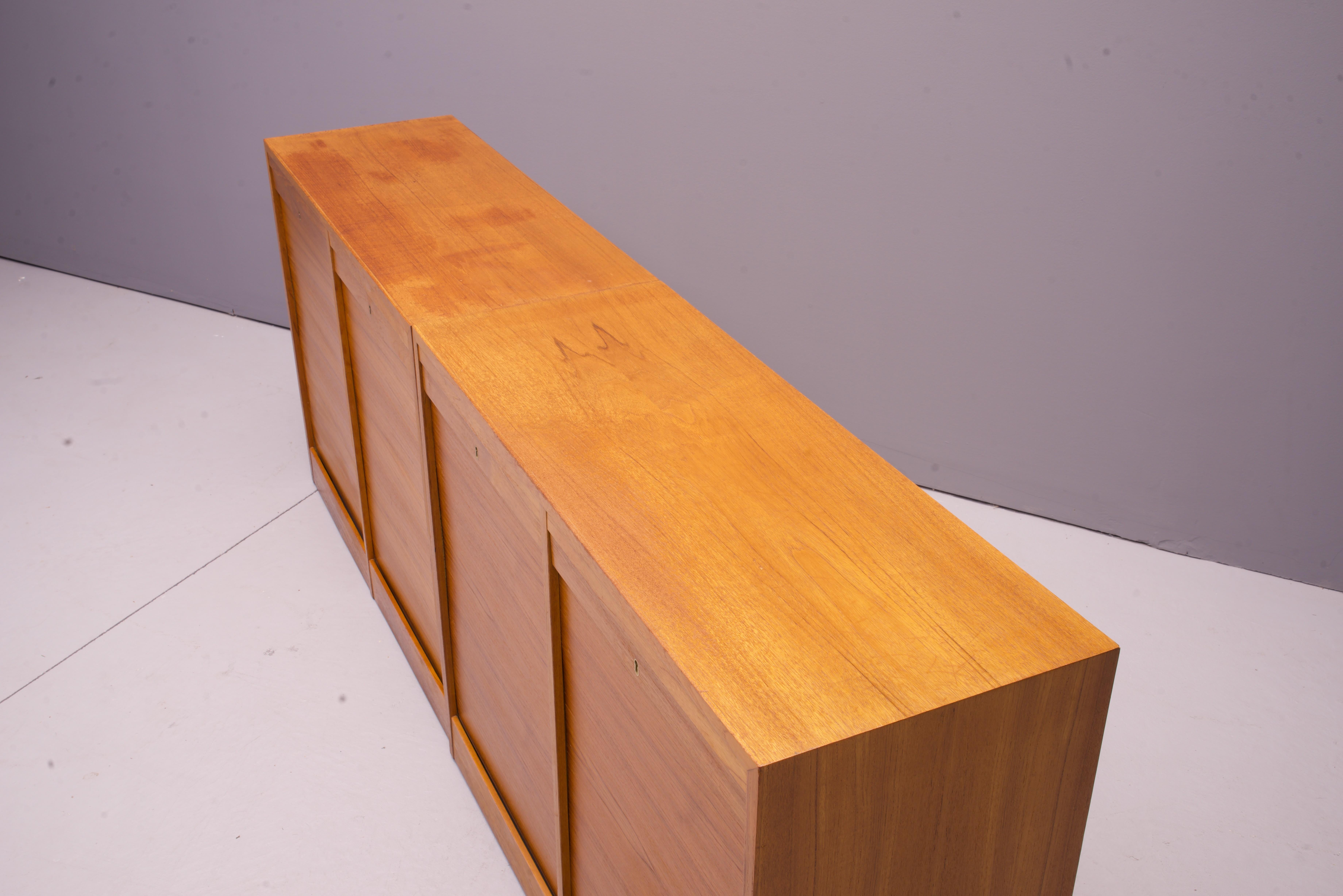 Fait à la machine Paire d'armoires à dossiers en teck danois des années 1970 avec portes à tambour Commode en guise de crédence en vente