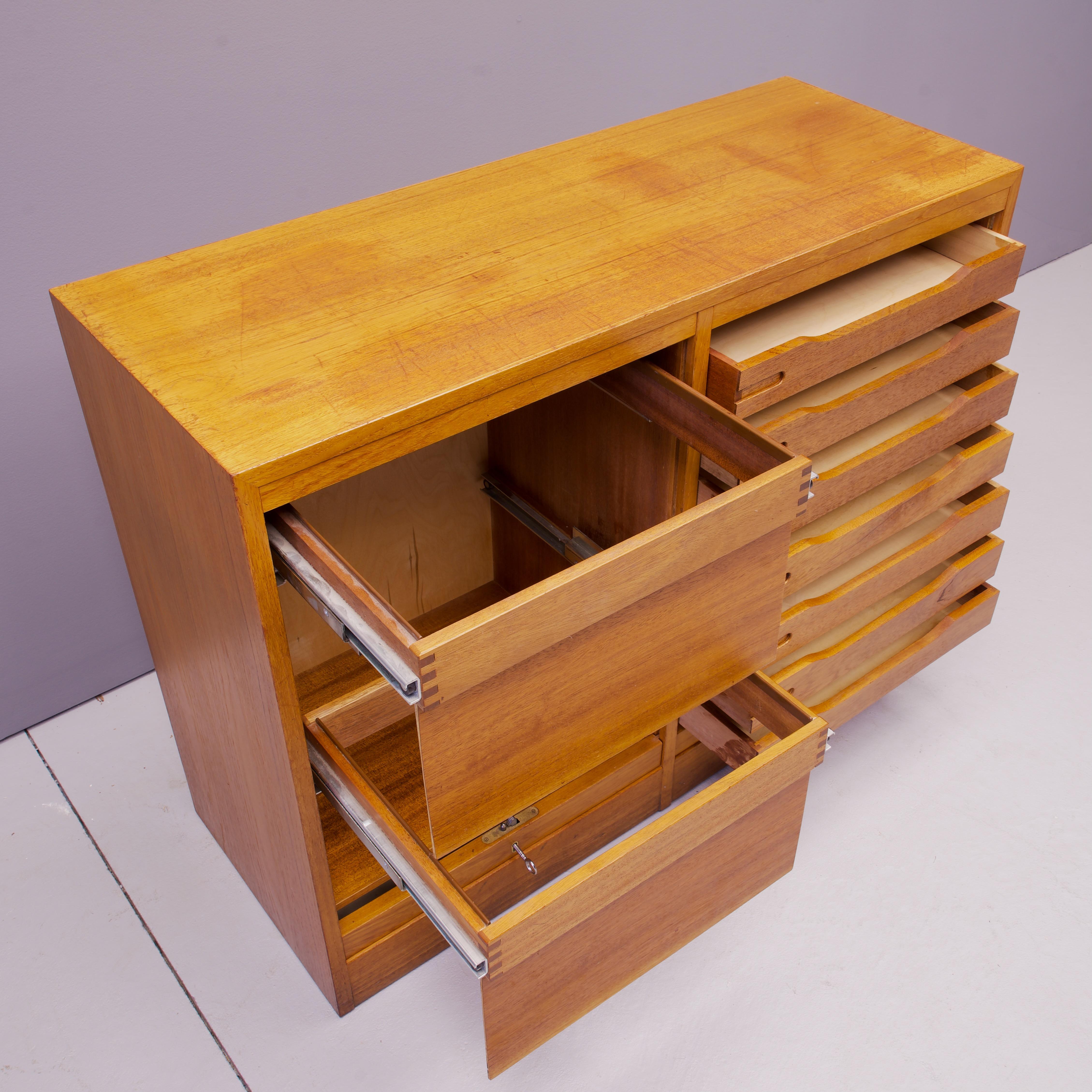 Paire d'armoires à dossiers en teck danois des années 1970 avec portes à tambour Commode en guise de crédence Abîmé - En vente à Hyattsville, MD