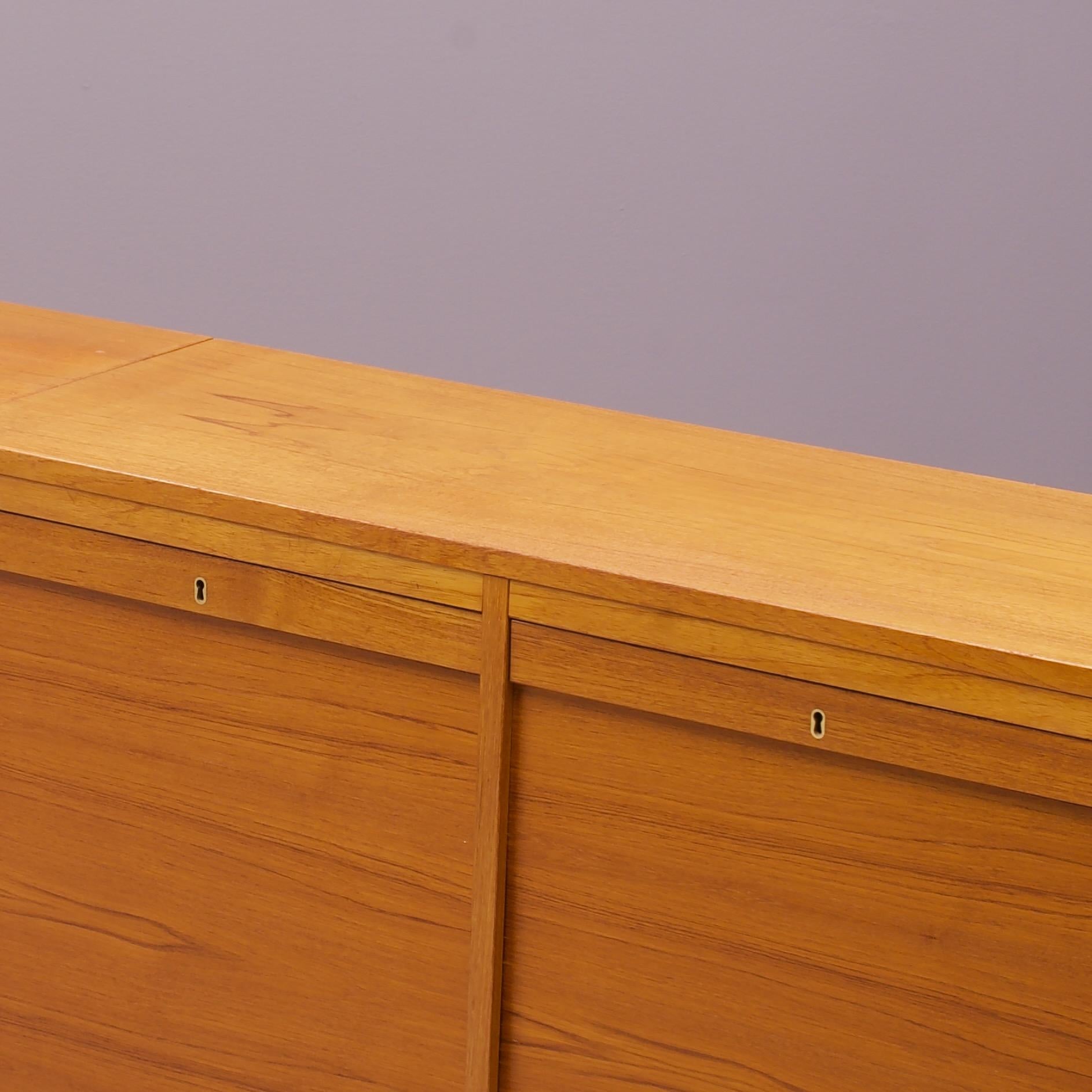 Fin du 20e siècle Paire d'armoires à dossiers en teck danois des années 1970 avec portes à tambour Commode en guise de crédence en vente