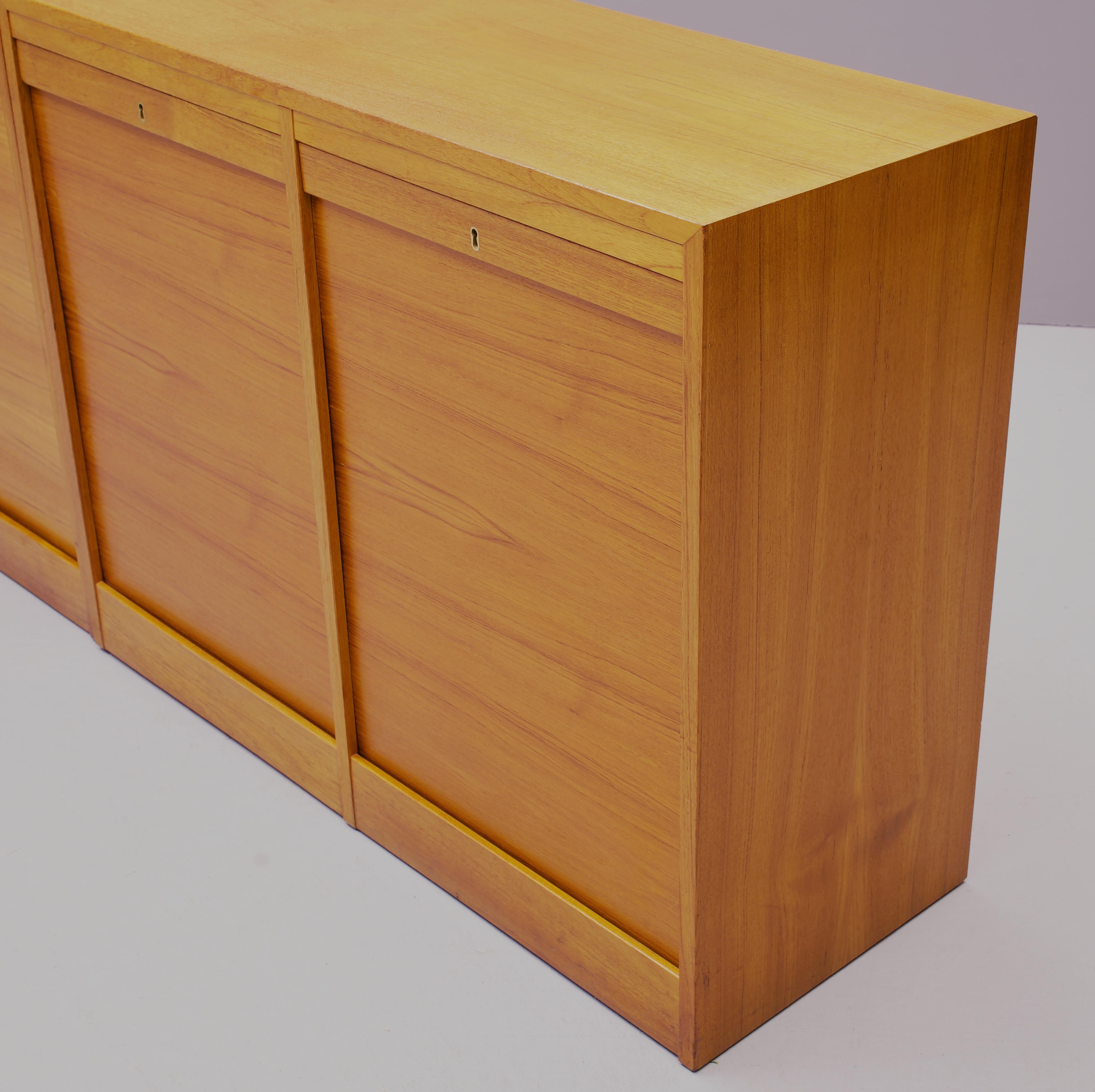 Teck Paire d'armoires à dossiers en teck danois des années 1970 avec portes à tambour Commode en guise de crédence en vente