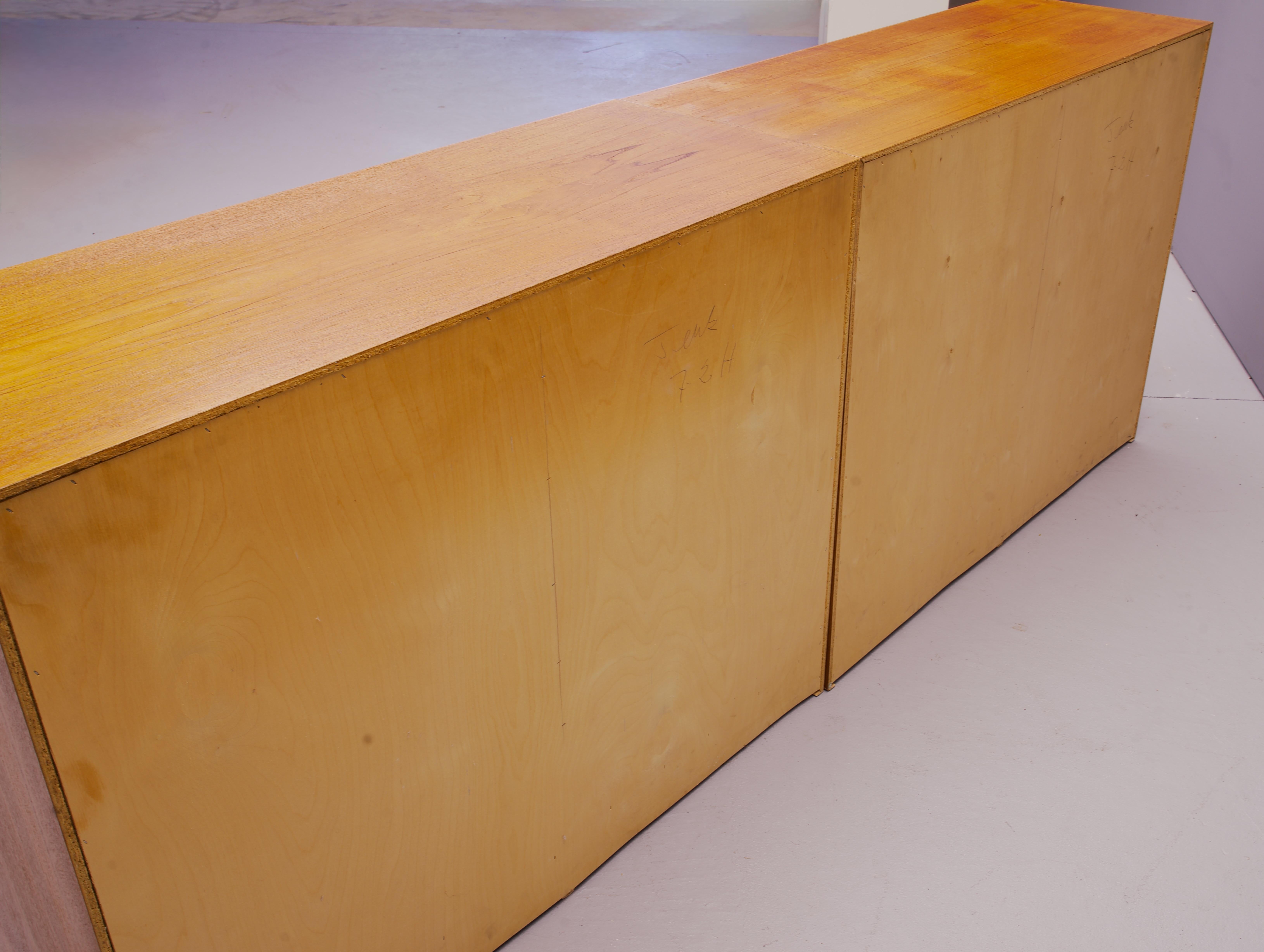 Paire d'armoires à dossiers en teck danois des années 1970 avec portes à tambour Commode en guise de crédence en vente 1