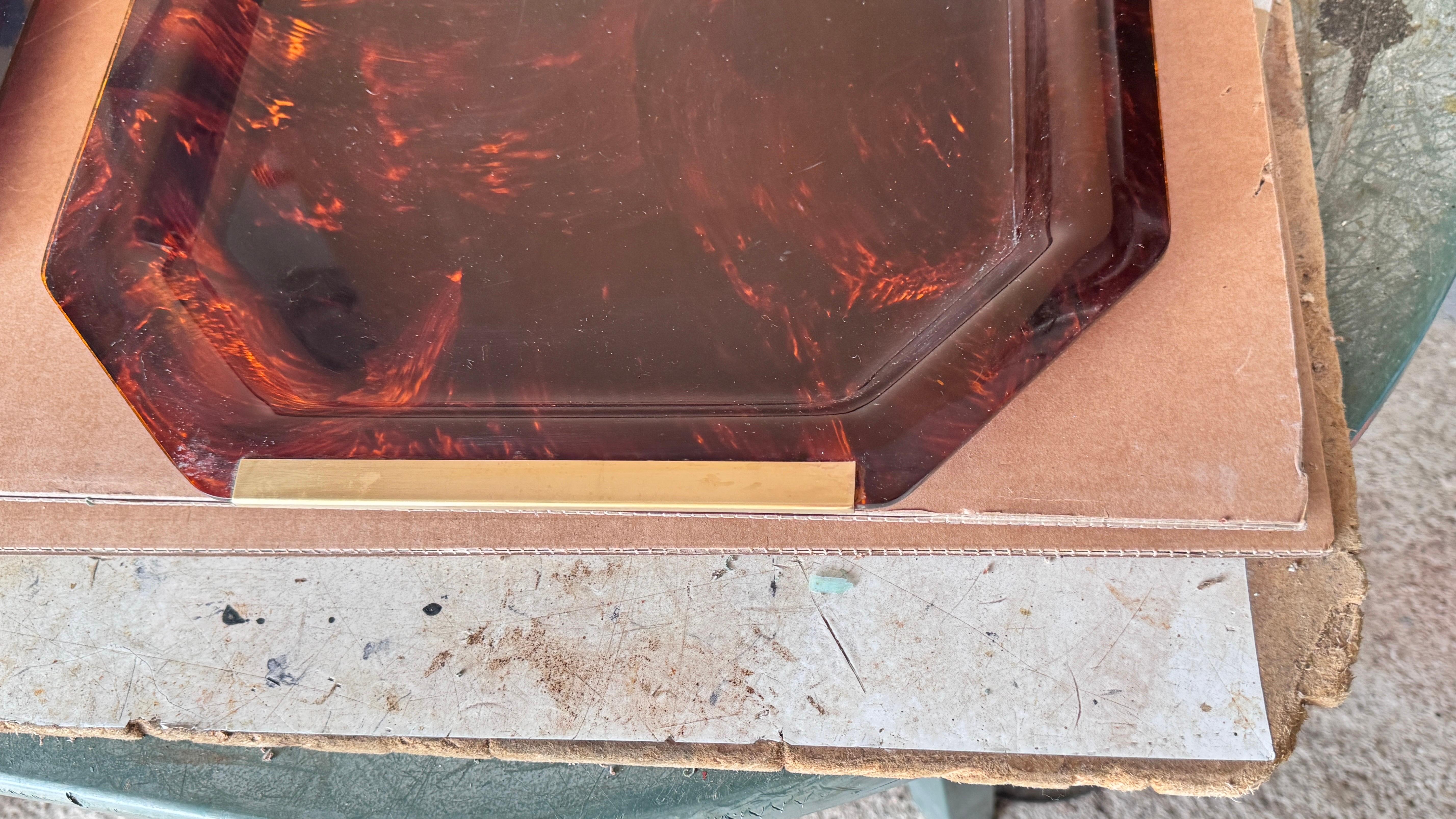 Paire de plateaux en Lucite avec poignées en laiton, Transparent Brown & Gold, des années 1970 en vente 3