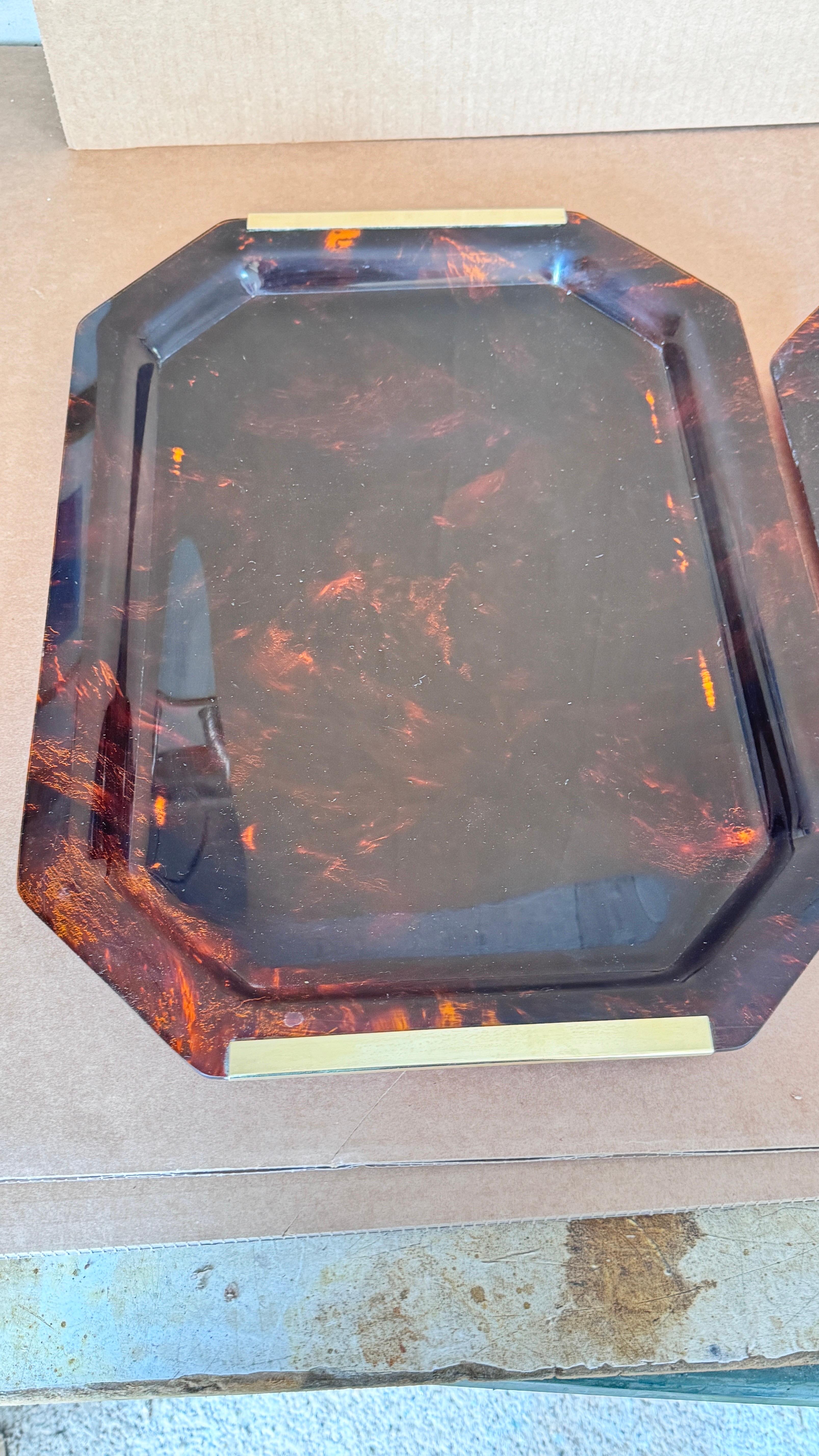 Paar 1970er Jahre Französisch Lucite Tabletts mit Messing Griffe, Transparent Brown &Gold im Angebot 5