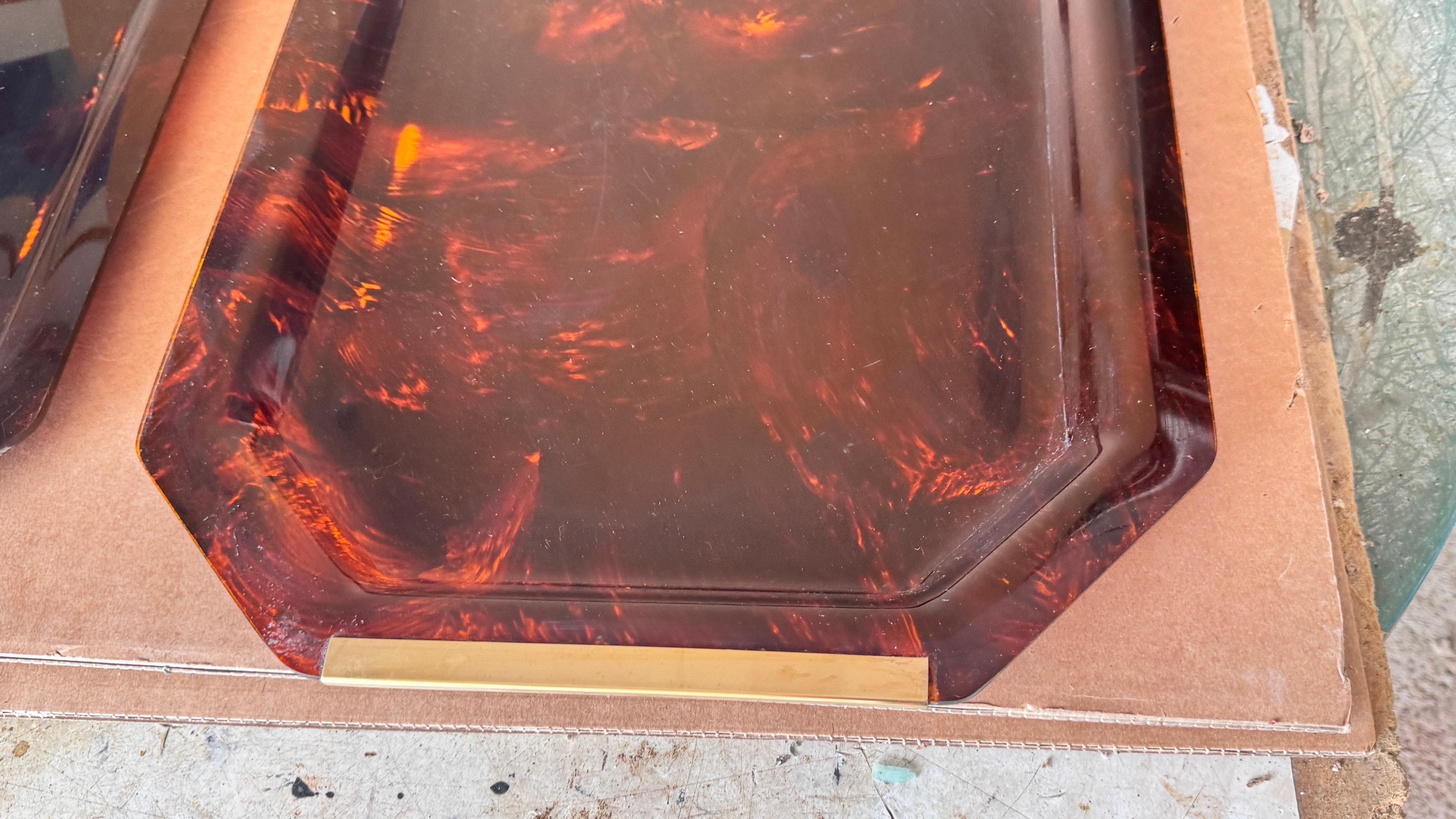 Paire de plateaux en Lucite avec poignées en laiton, Transparent Brown & Gold, des années 1970 en vente 4