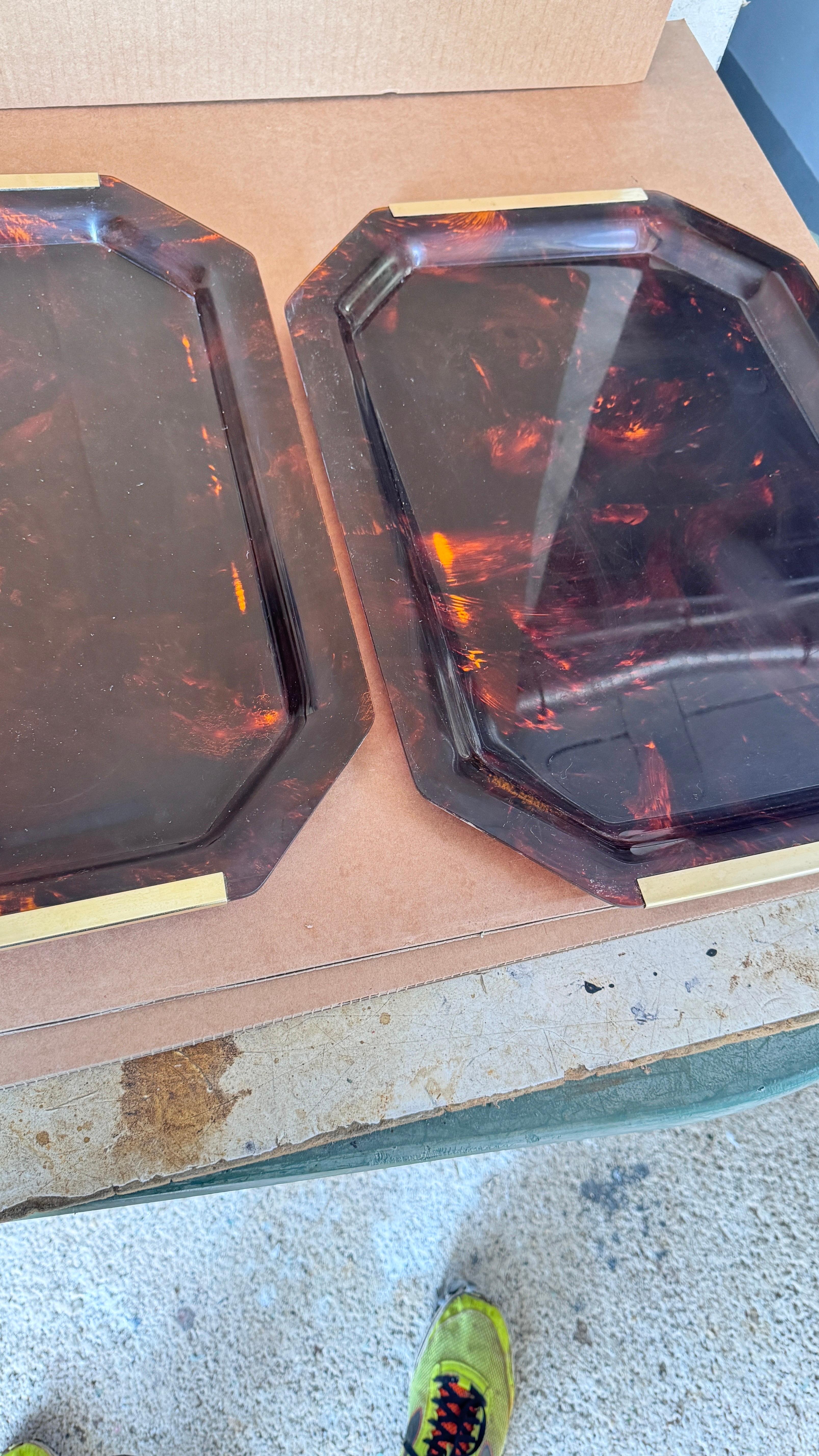 Paire de plateaux en Lucite avec poignées en laiton, Transparent Brown & Gold, des années 1970 en vente 5