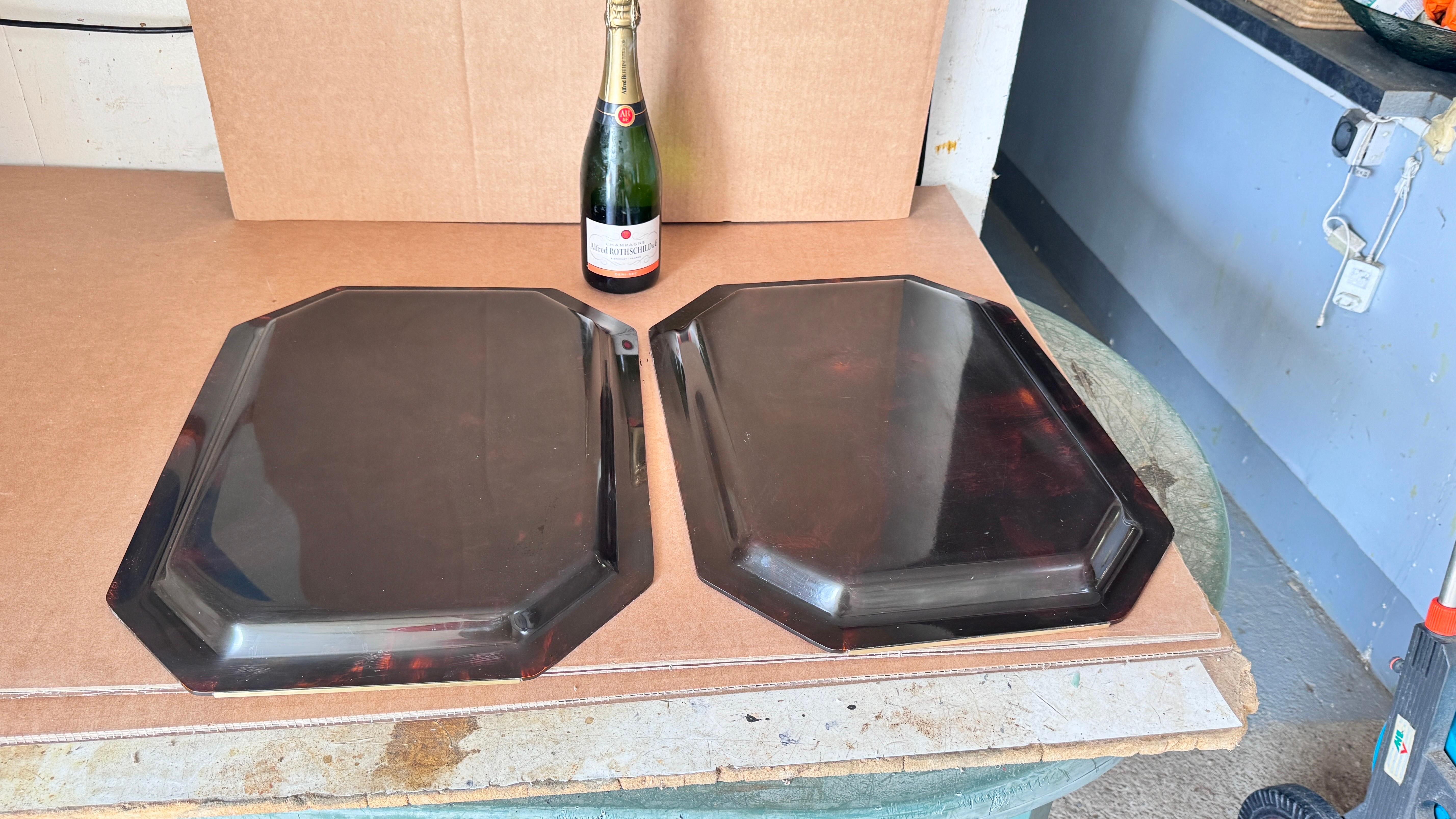 Rare paire de plateaux en Lucite des années 1970 avec poignées en laiton, contraste brun transparent et or

Description :
Cette rare paire de plateaux français, fabriqués dans les années 1970, présente l'élégante fusion de la lucite et du laiton,