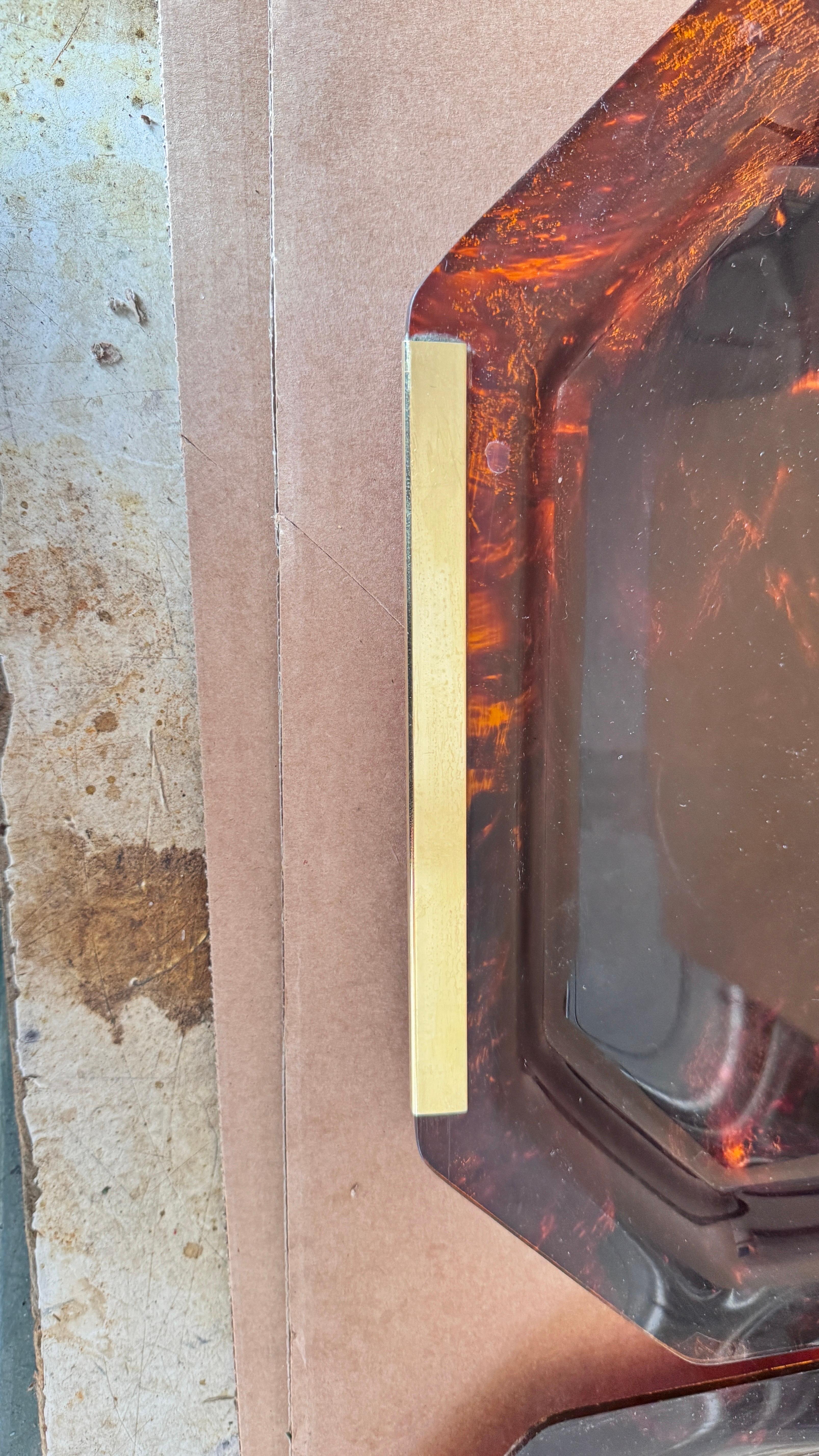 Français Paire de plateaux en Lucite avec poignées en laiton, Transparent Brown & Gold, des années 1970 en vente