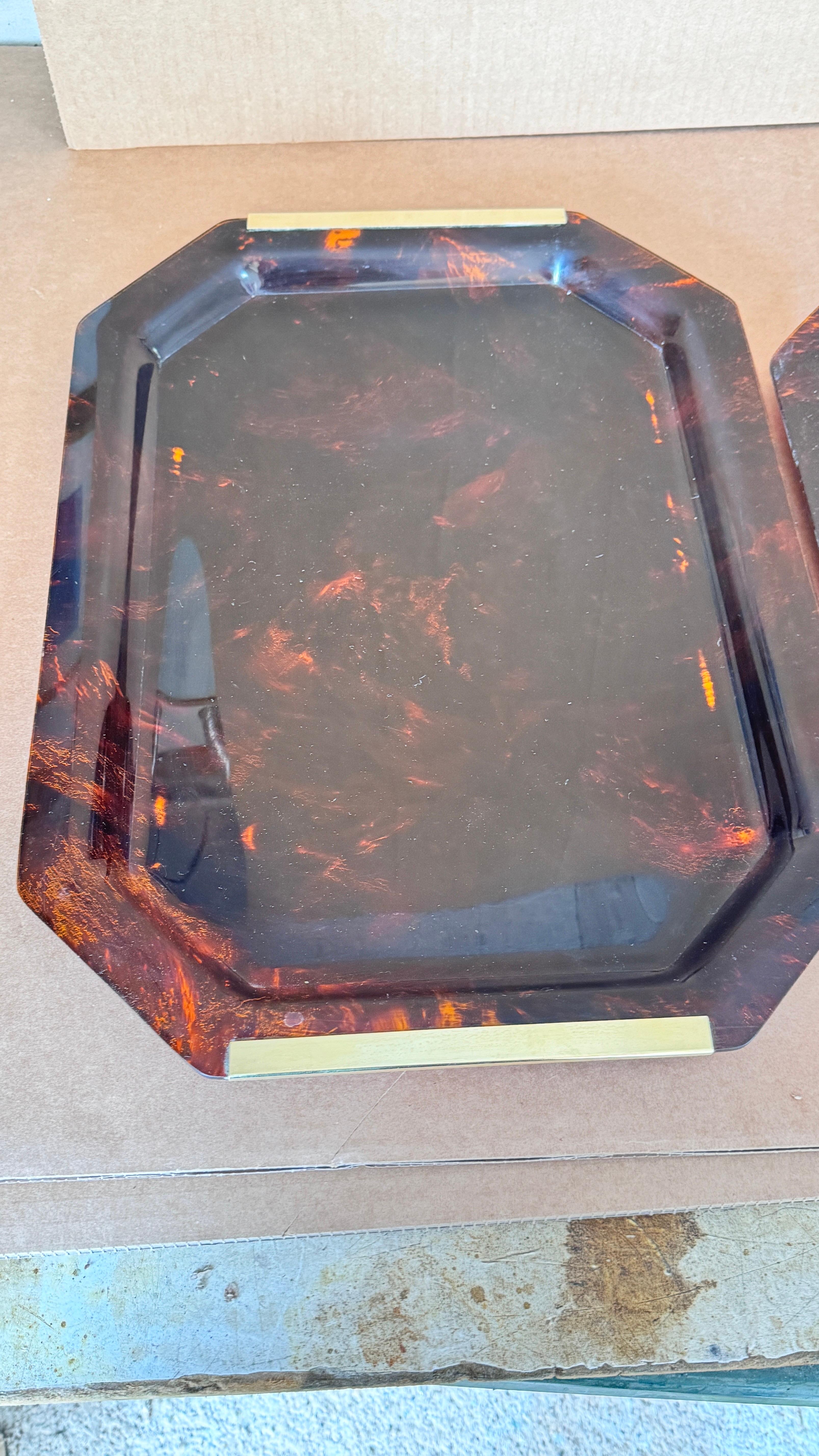Fin du 20e siècle Paire de plateaux en Lucite avec poignées en laiton, Transparent Brown & Gold, des années 1970 en vente