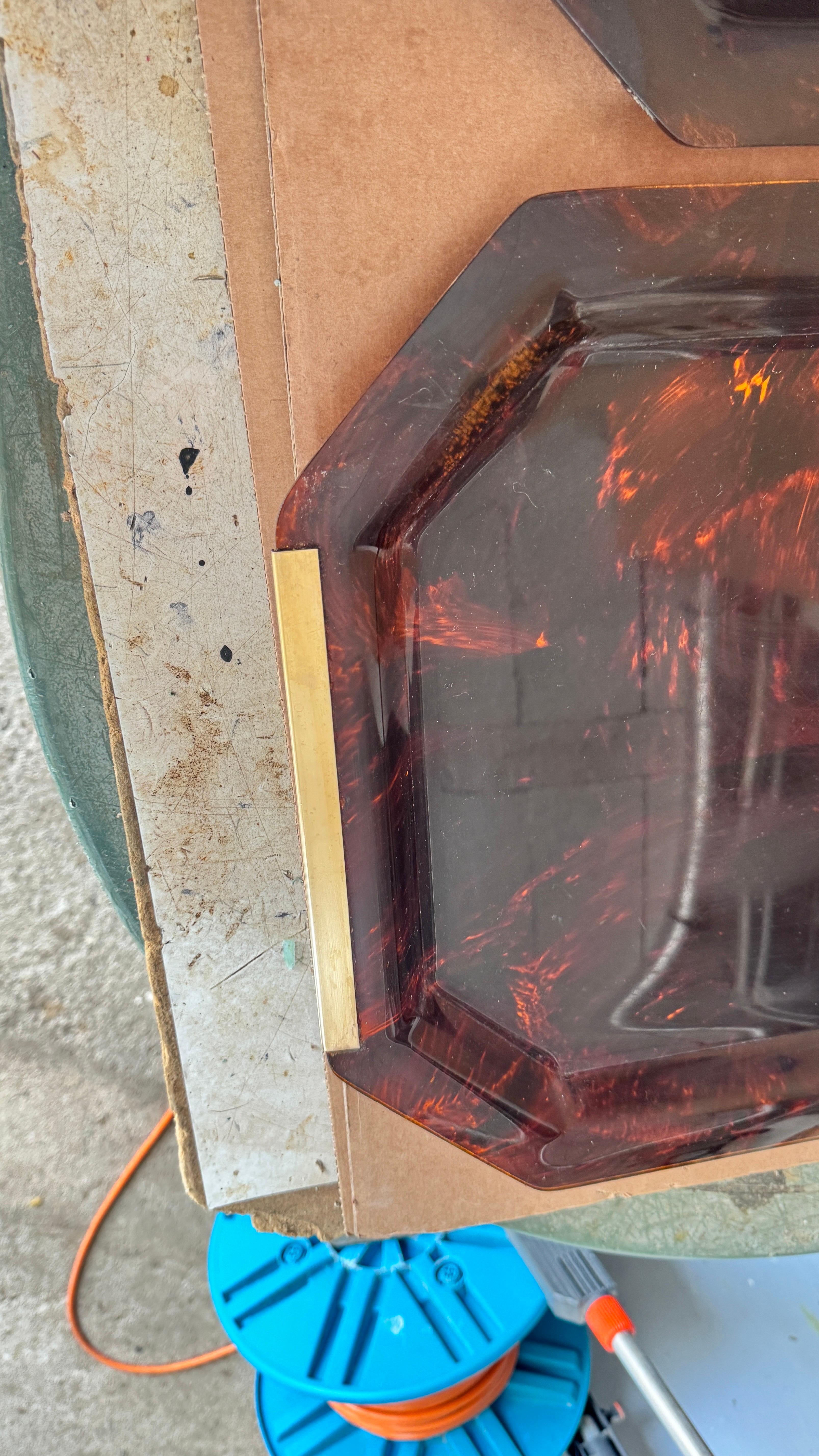 Paar 1970er Jahre Französisch Lucite Tabletts mit Messing Griffe, Transparent Brown &Gold im Angebot 2