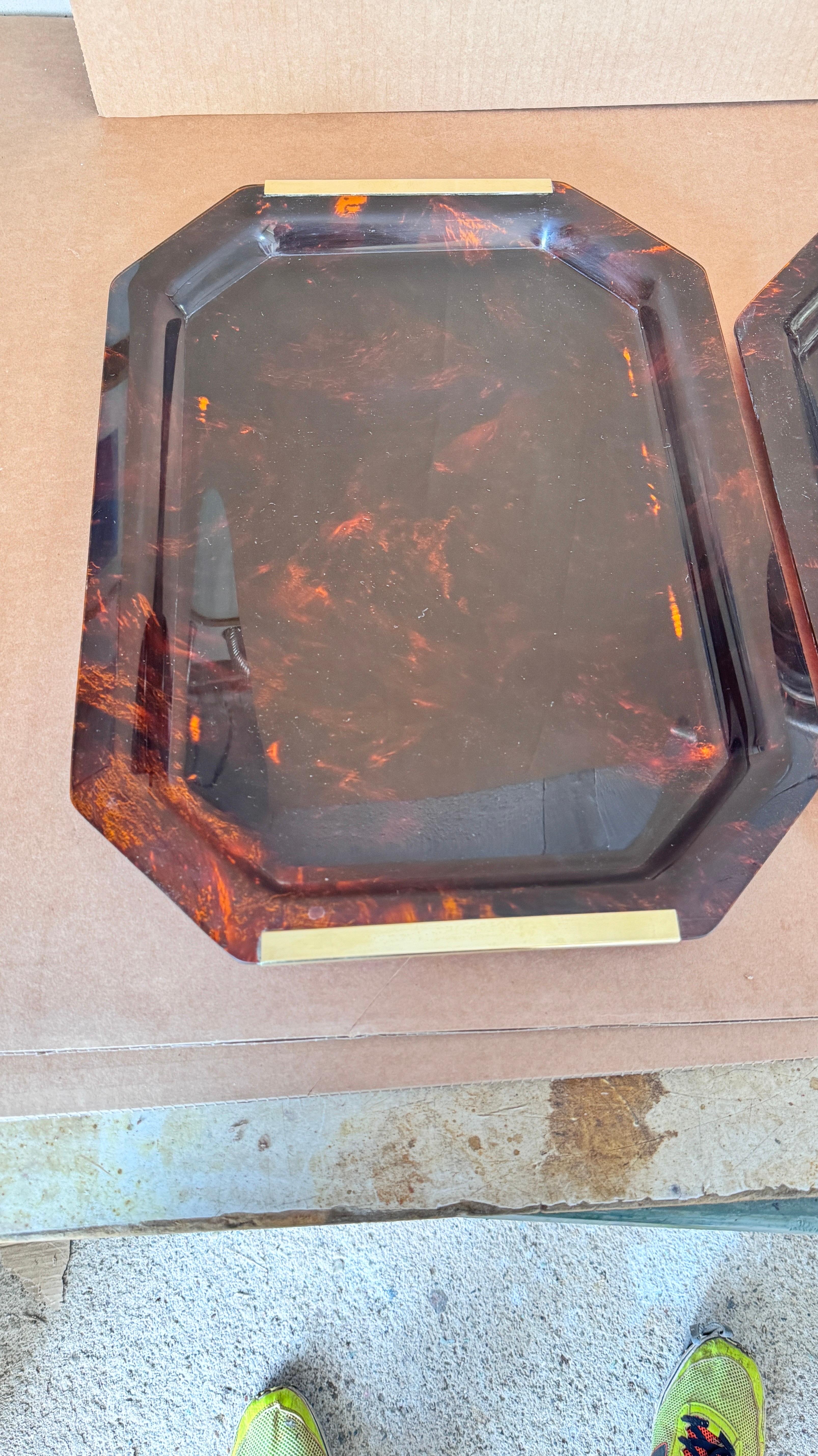 Paire de plateaux en Lucite avec poignées en laiton, Transparent Brown & Gold, des années 1970 en vente 1