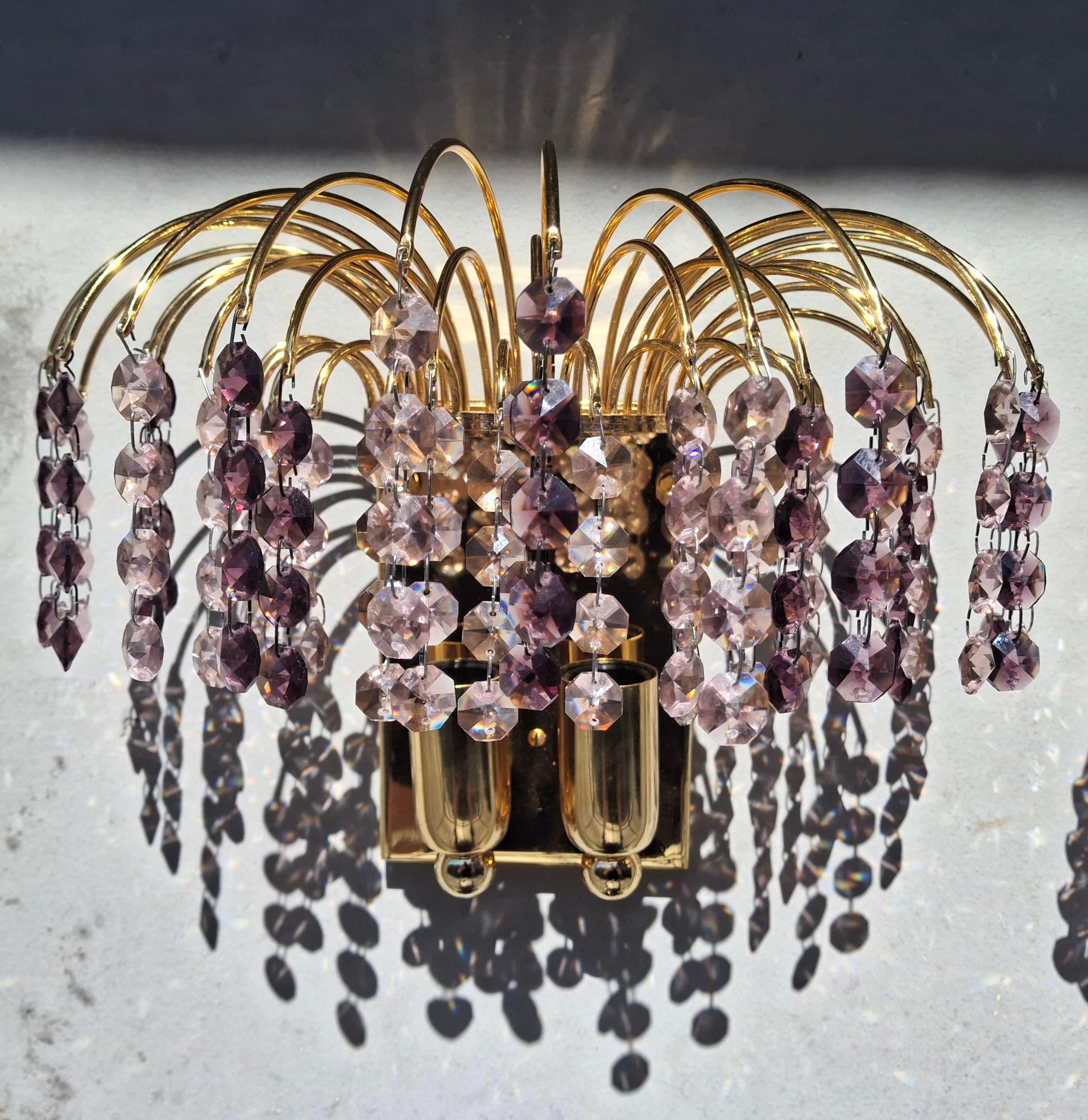 Cristal Paire d'appliques à cascade en cristal taillé en améthyste, Hollywood Regency, 1970, par Palwa en vente