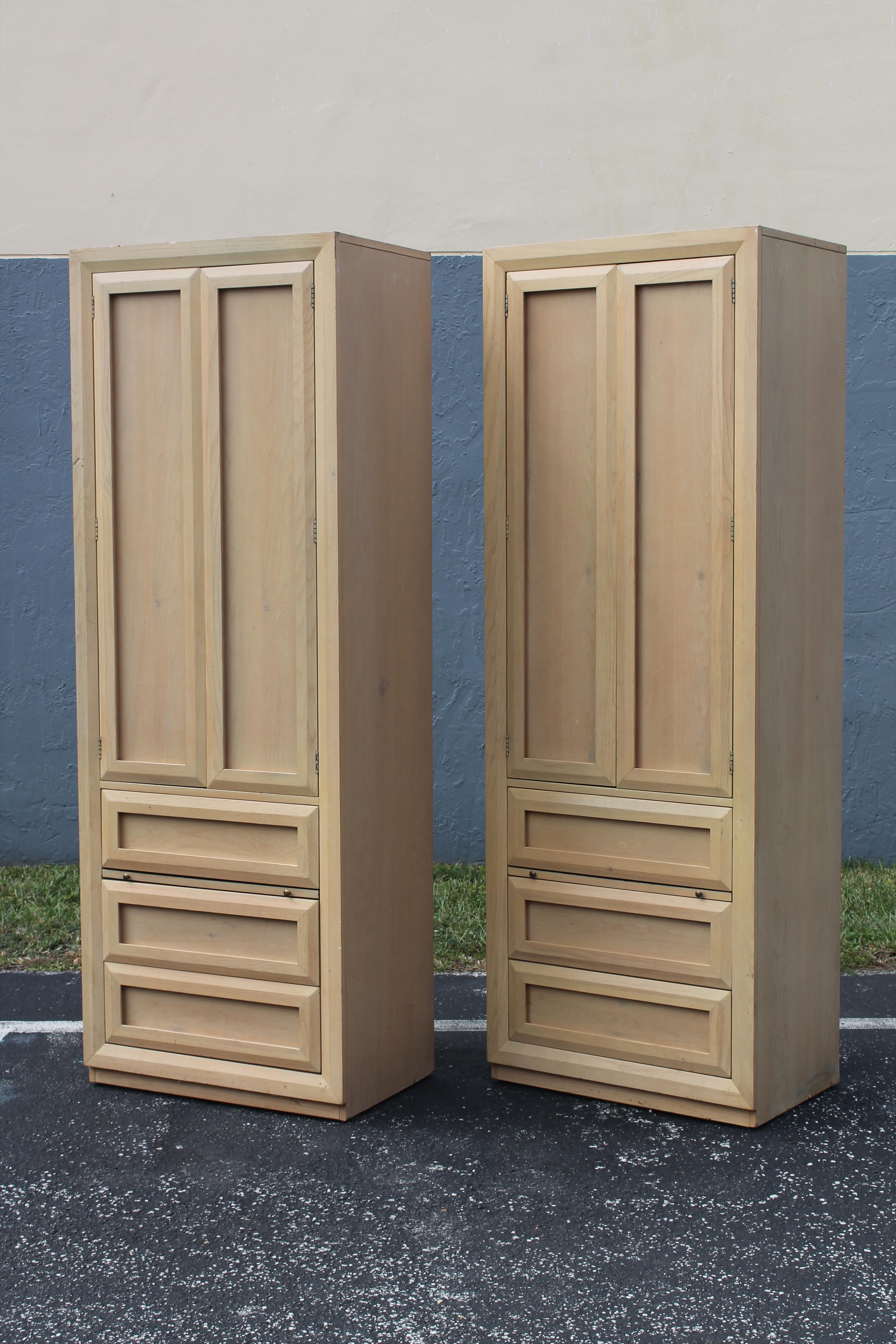 Coppia di armadietti da letto alti/comodini in stile Hollywood Regency del 1970 in vendita 4