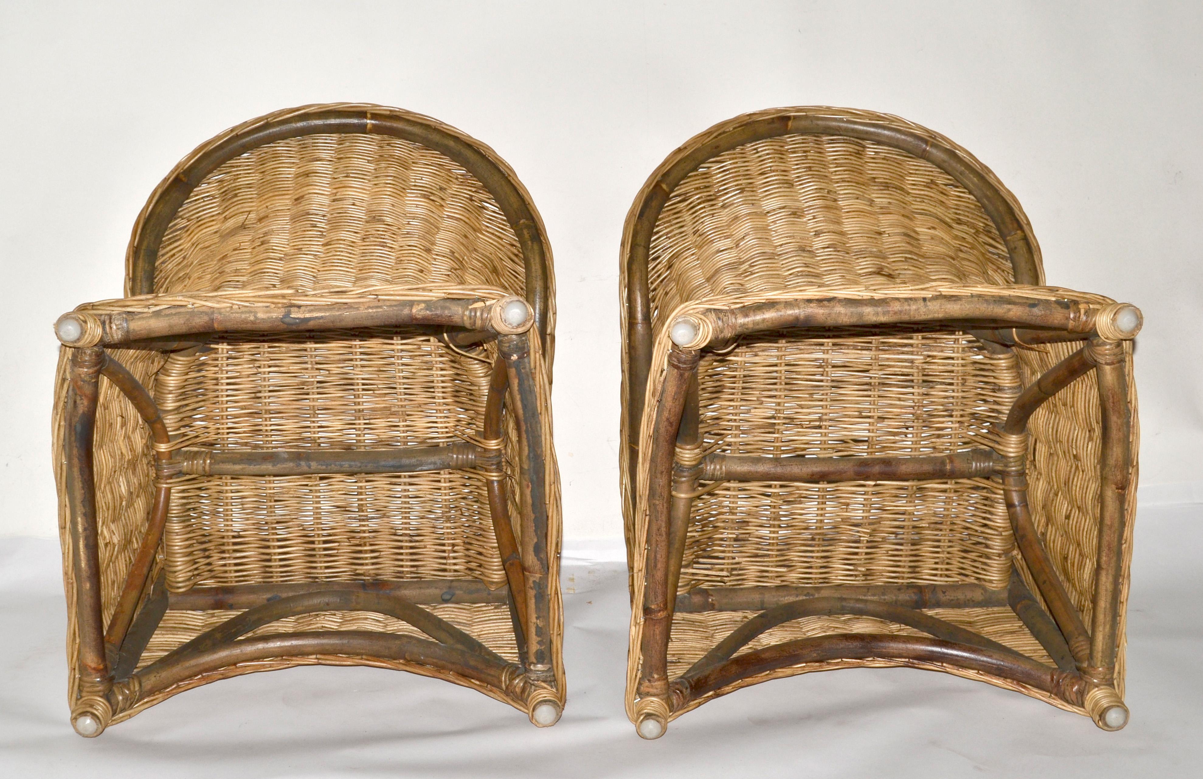 Coppia di sedie da salotto in rattan per bambini in stile bohémien degli anni '70, realizzate a mano in stile metà del secolo scorso. in vendita 3