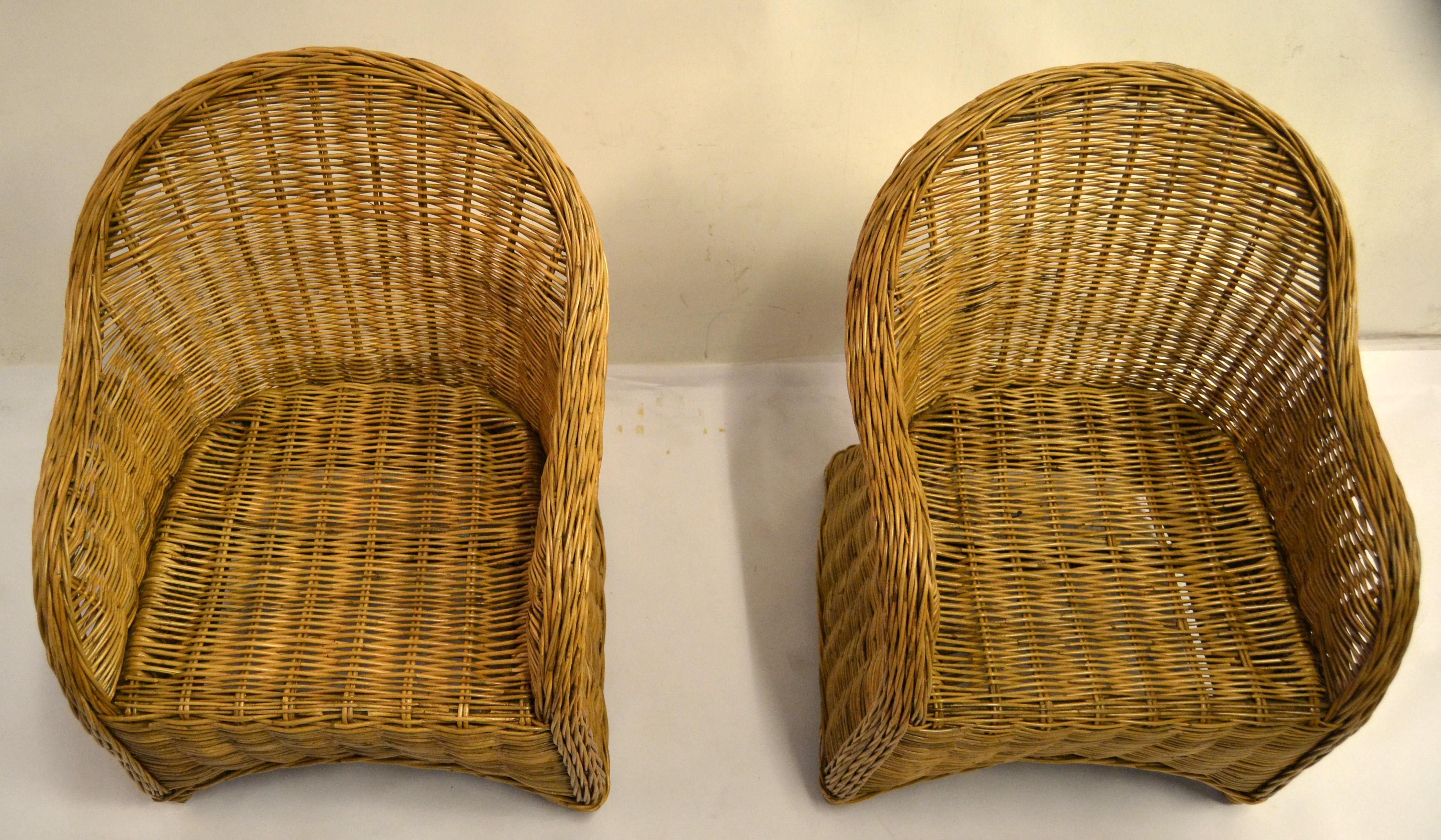 Coppia di sedie da salotto in rattan per bambini in stile bohémien degli anni '70, realizzate a mano in stile metà del secolo scorso. in vendita 1