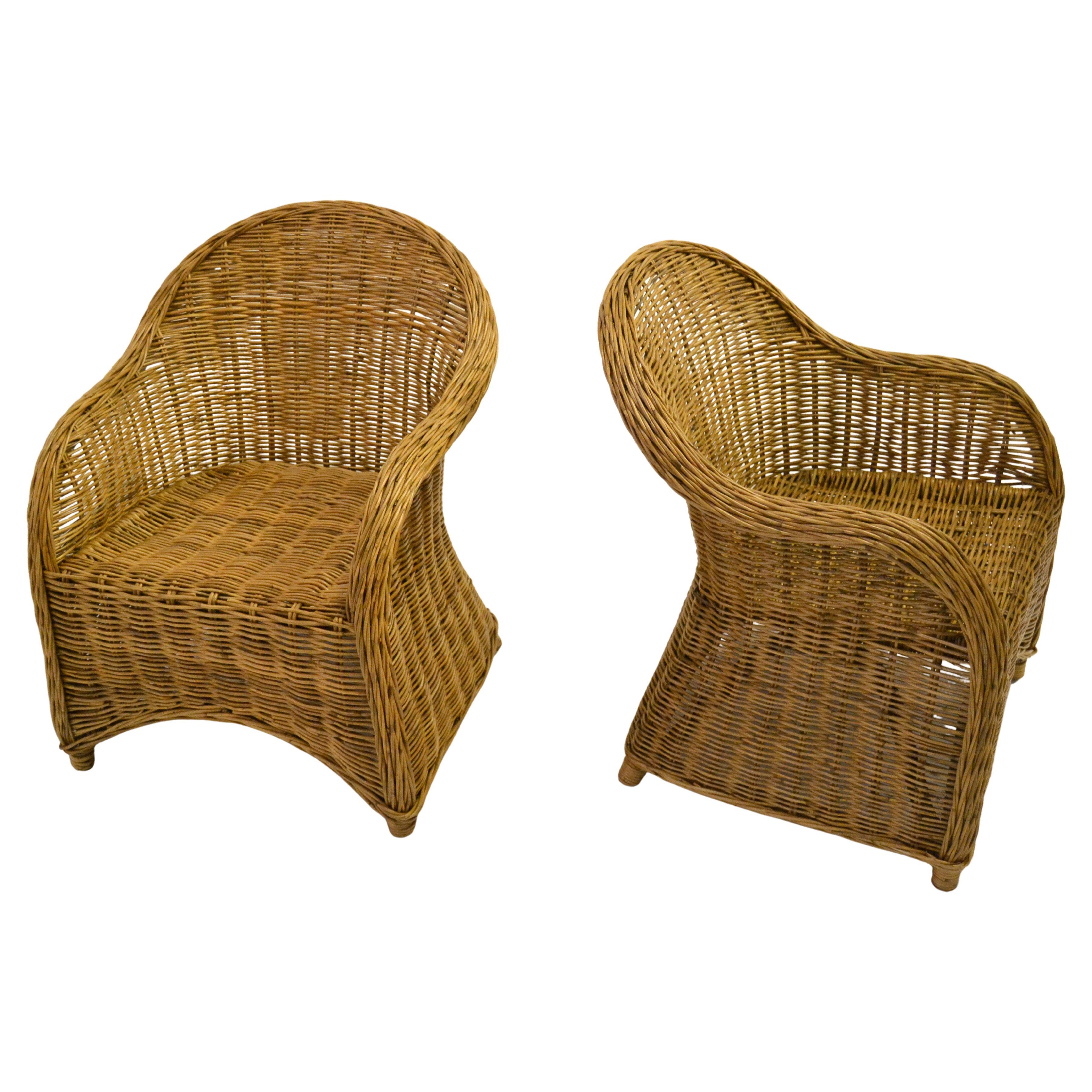Coppia di sedie da salotto in rattan per bambini in stile bohémien degli anni '70, realizzate a mano in stile metà del secolo scorso.