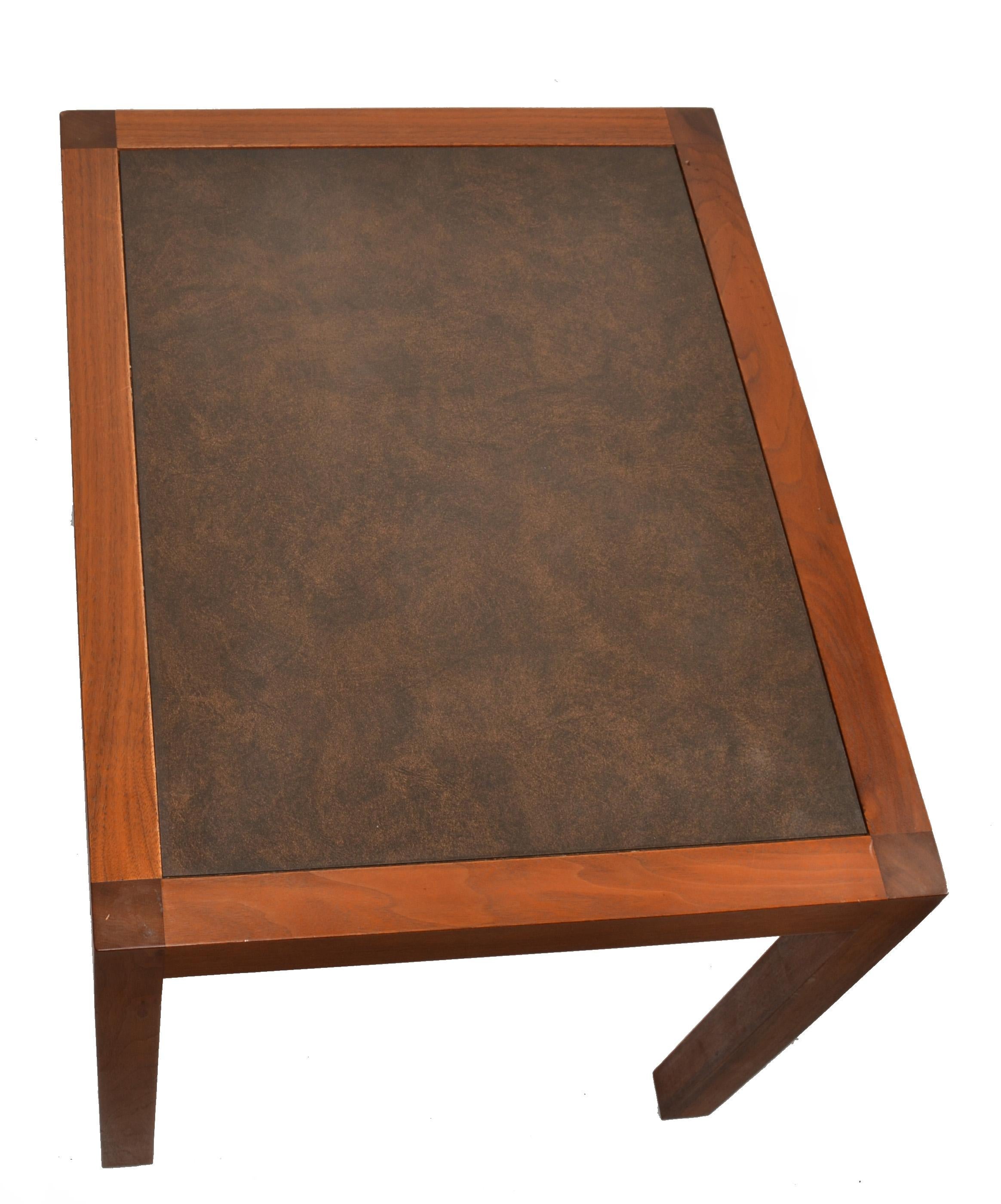 Paire de tables d'appoint Marden en noyer et cuir du milieu du siècle dernier, style Parsons, des années 1970 en vente 5