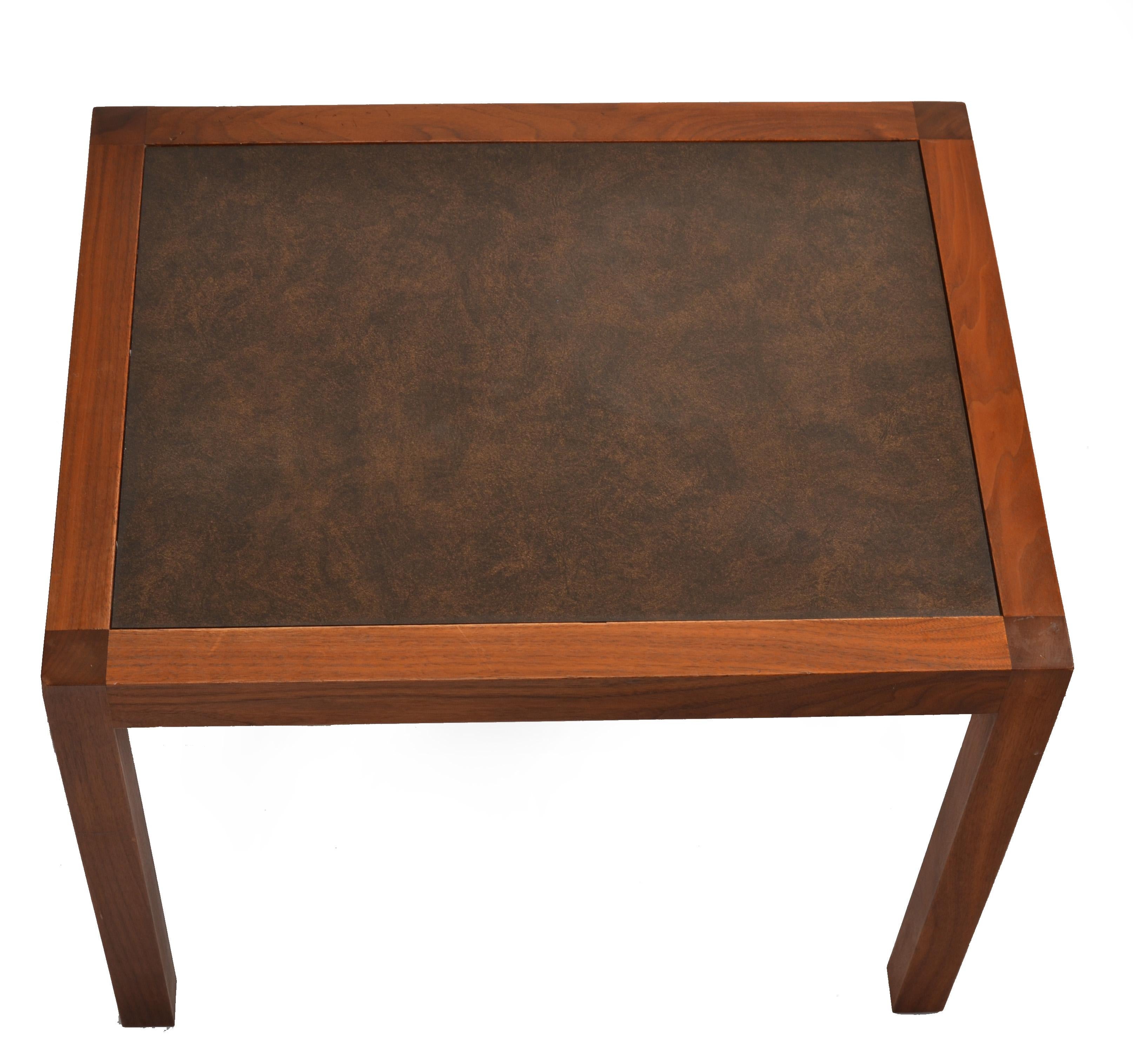Paire de tables d'appoint Marden en noyer et cuir du milieu du siècle dernier, style Parsons, des années 1970 en vente 6
