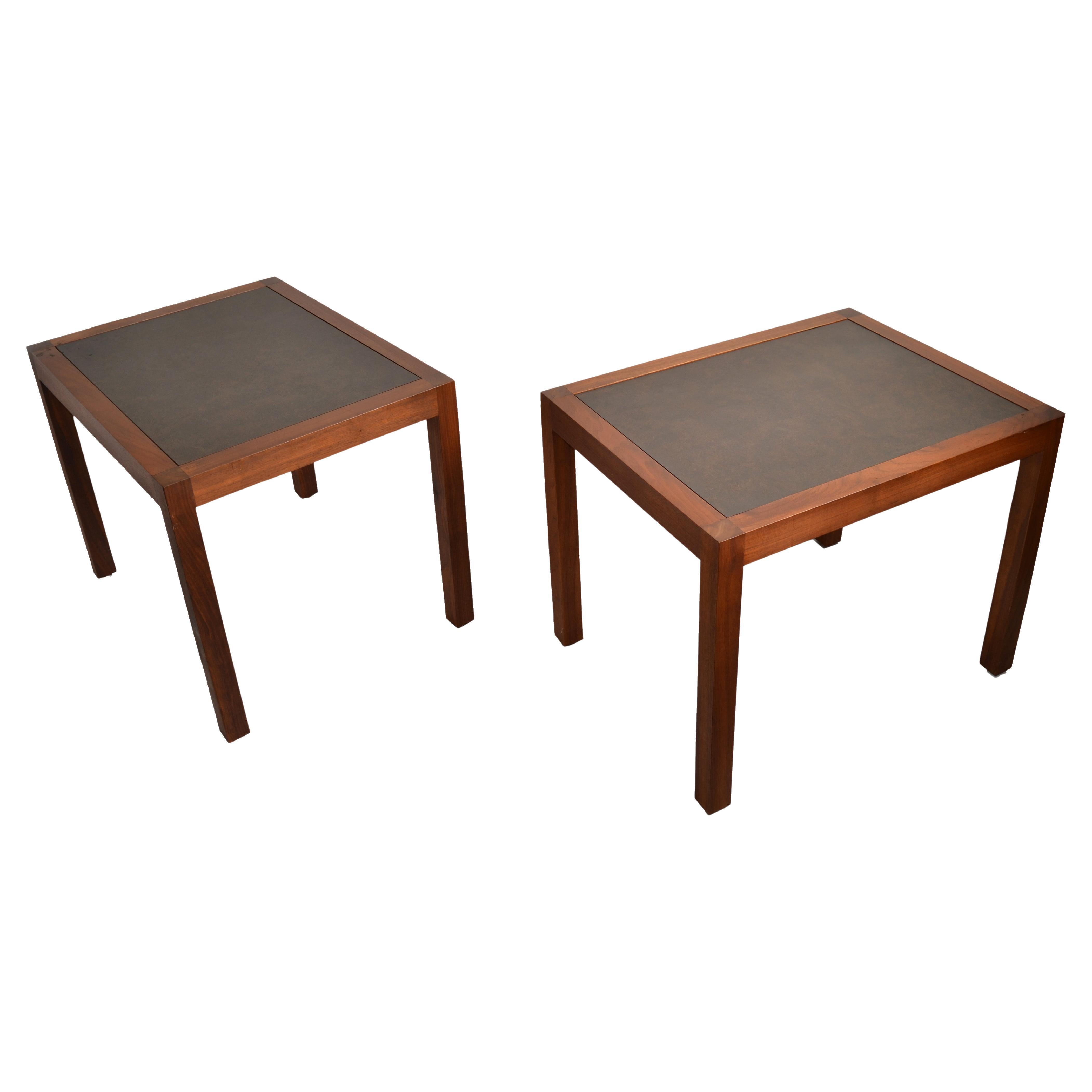 Paire de tables d'appoint ou de chevet rectangulaires en noyer et cuir Marden Manufacturing Inc. Chicago Walnut and Leather rectangle Side or End Tables.
Les noyaux en noyer massif sont de couleur bicolore et les incrustations sont en cuir