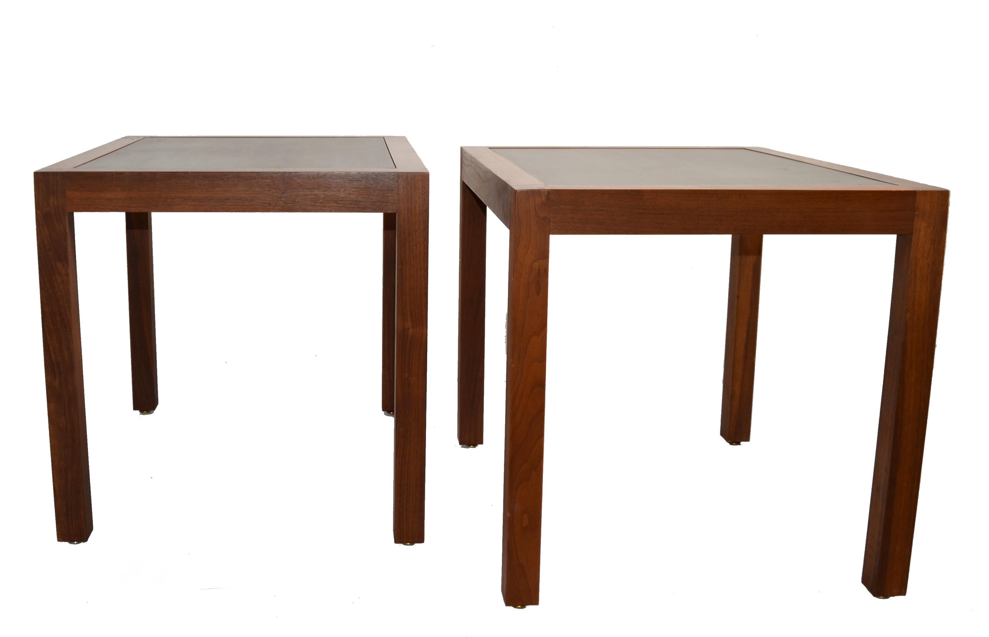 Mid-Century Modern Paire de tables d'appoint Marden en noyer et cuir du milieu du siècle dernier, style Parsons, des années 1970 en vente