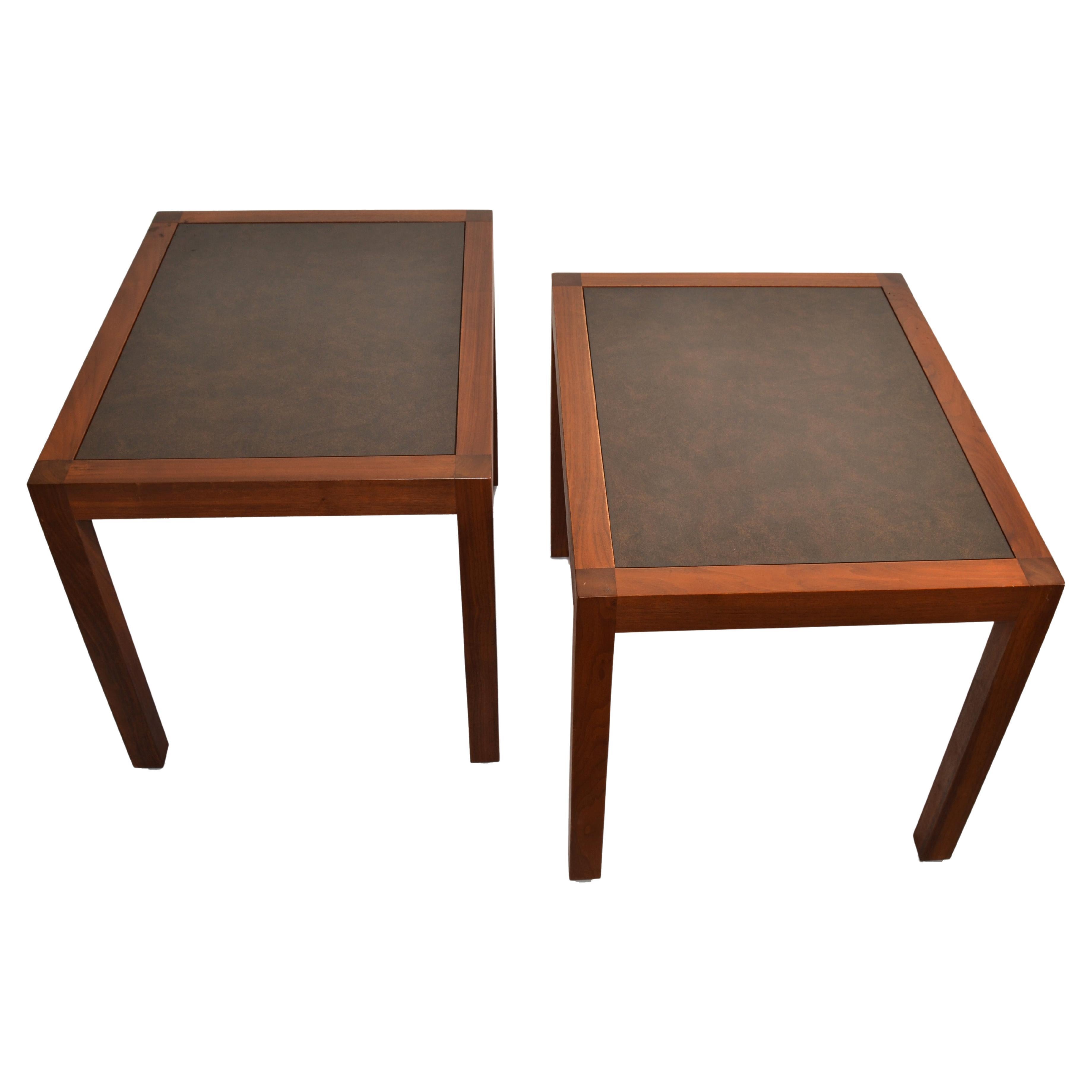Américain Paire de tables d'appoint Marden en noyer et cuir du milieu du siècle dernier, style Parsons, des années 1970 en vente