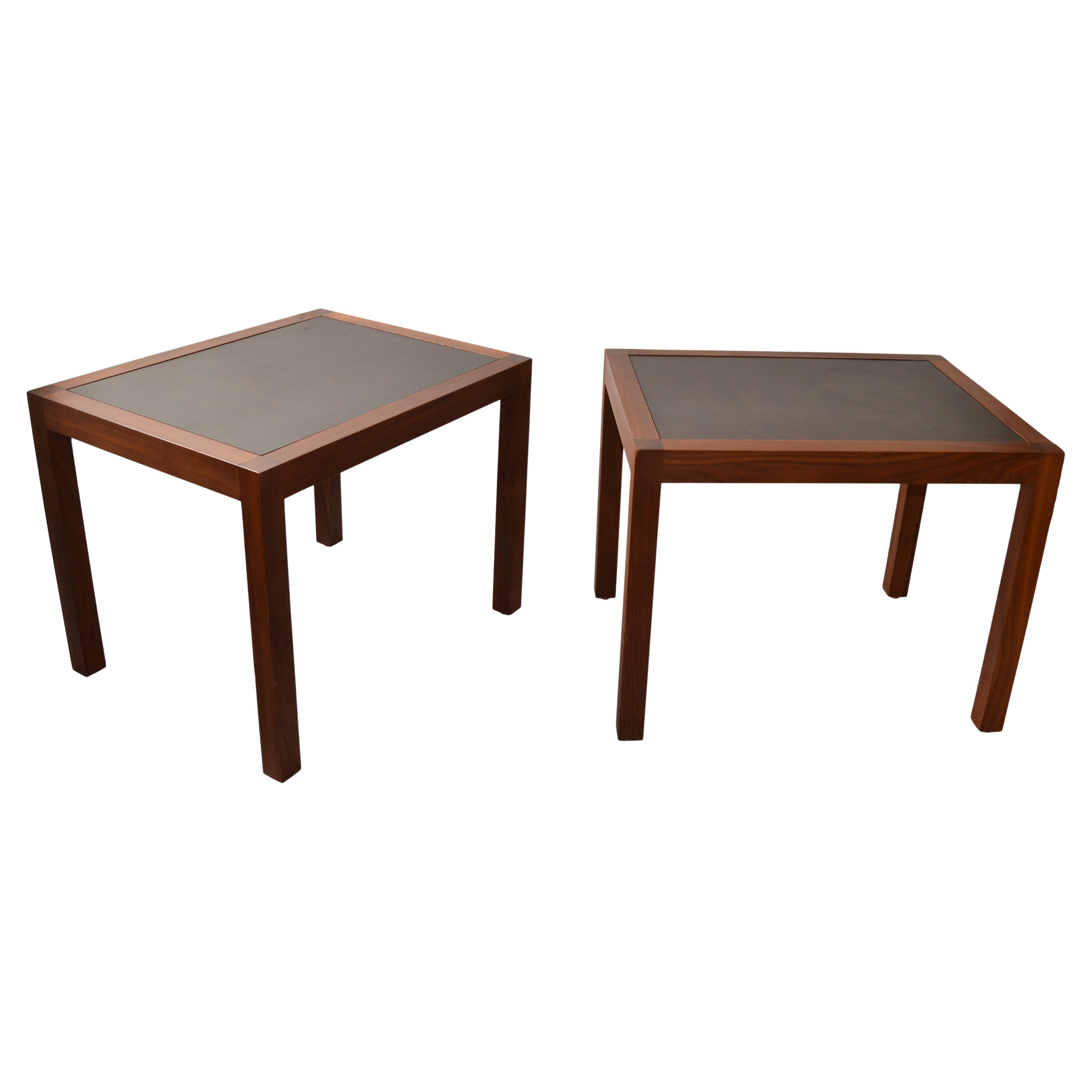 Paire de tables d'appoint Marden en noyer et cuir du milieu du siècle dernier, style Parsons, des années 1970 Bon état - En vente à Miami, FL