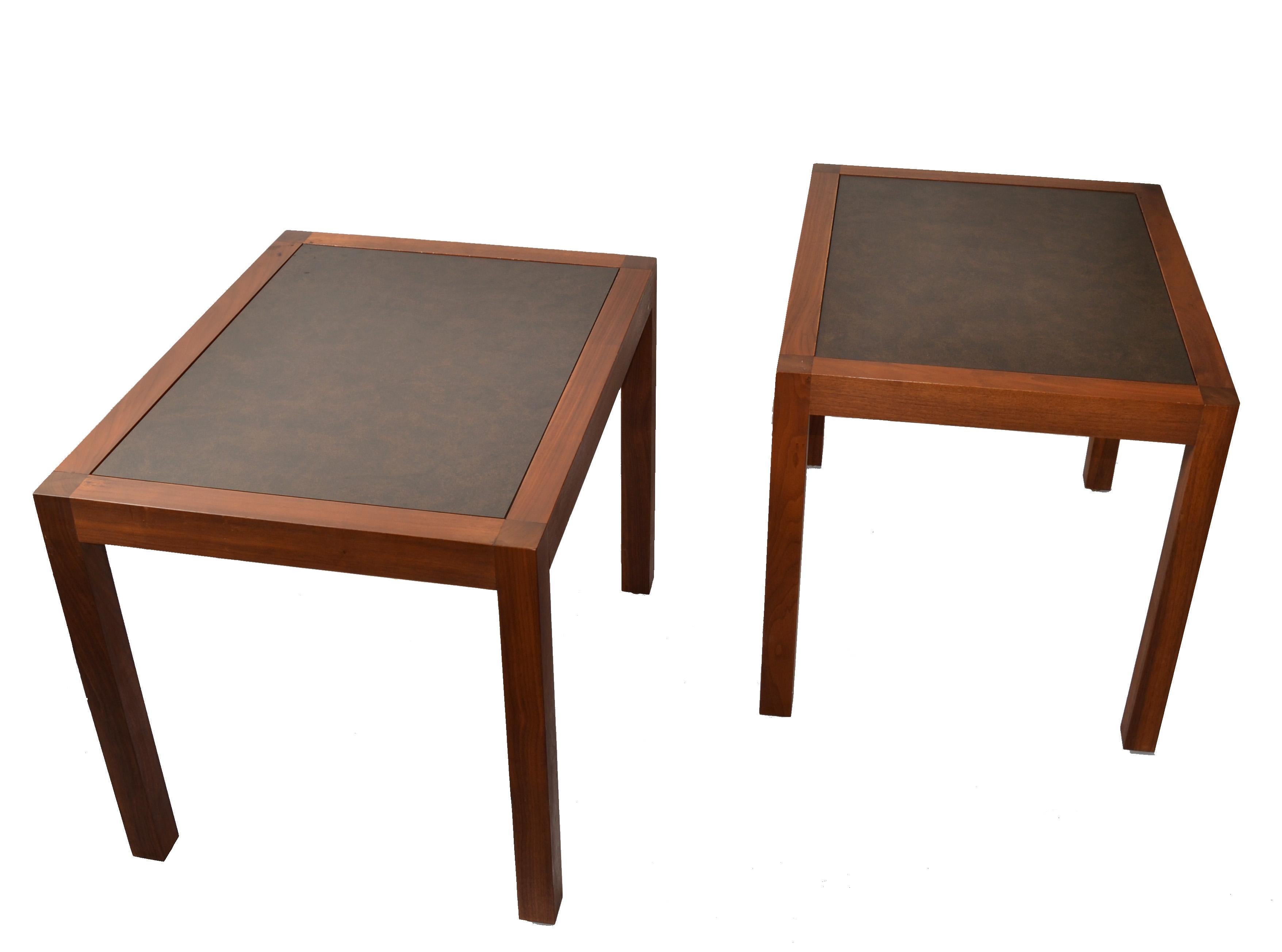 20ième siècle Paire de tables d'appoint Marden en noyer et cuir du milieu du siècle dernier, style Parsons, des années 1970 en vente