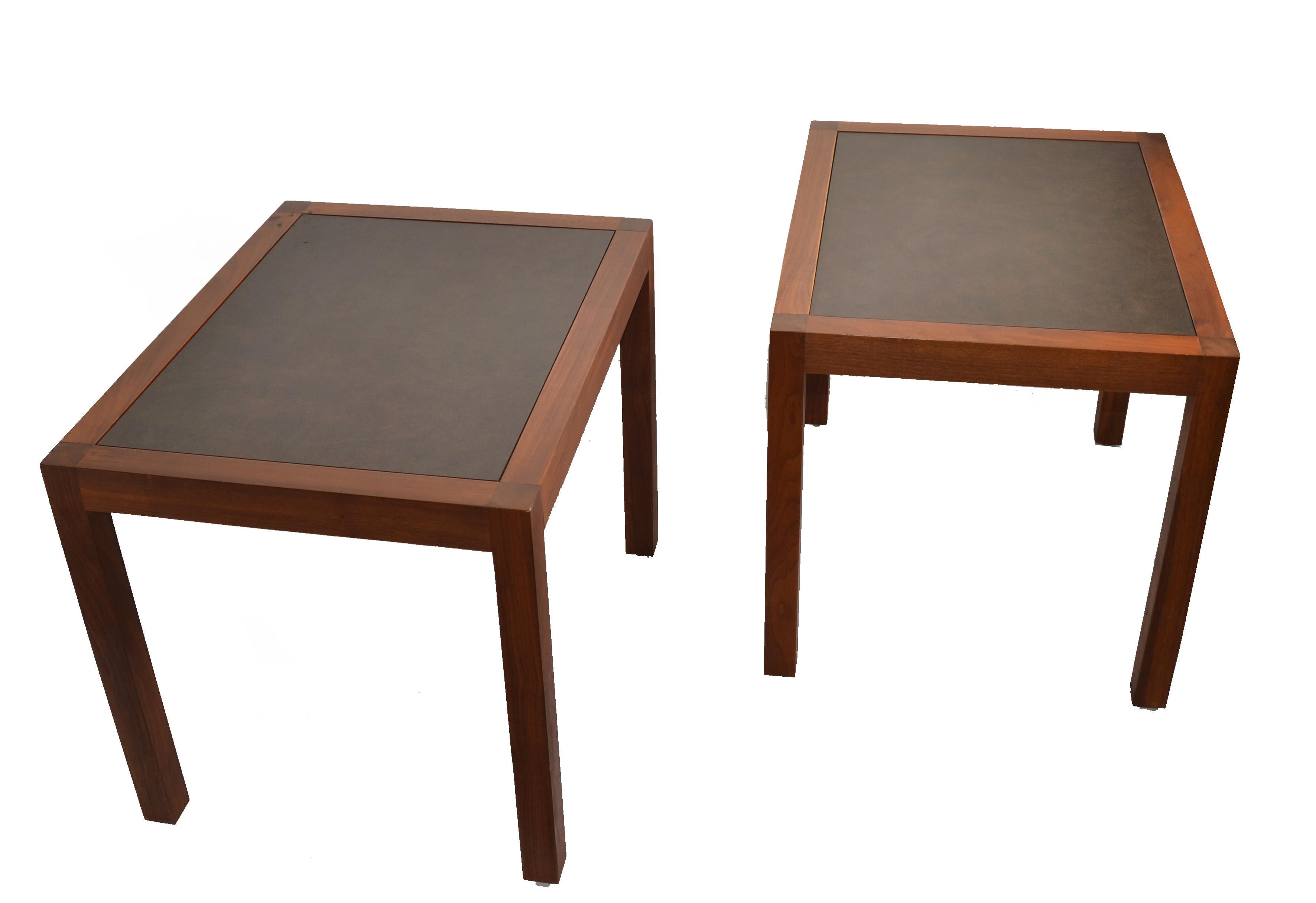 Cuir Paire de tables d'appoint Marden en noyer et cuir du milieu du siècle dernier, style Parsons, des années 1970 en vente