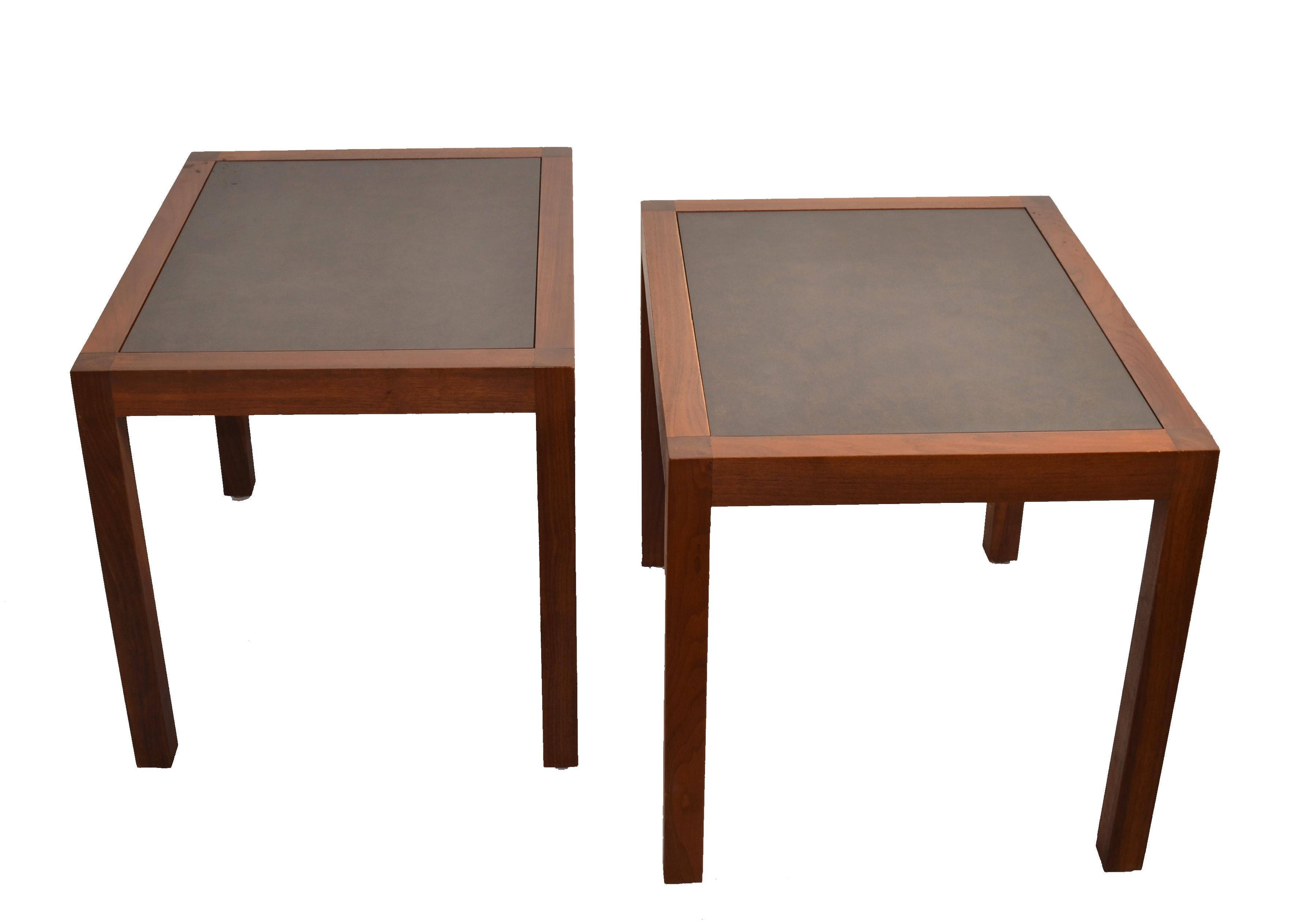 Paire de tables d'appoint Marden en noyer et cuir du milieu du siècle dernier, style Parsons, des années 1970 en vente 1