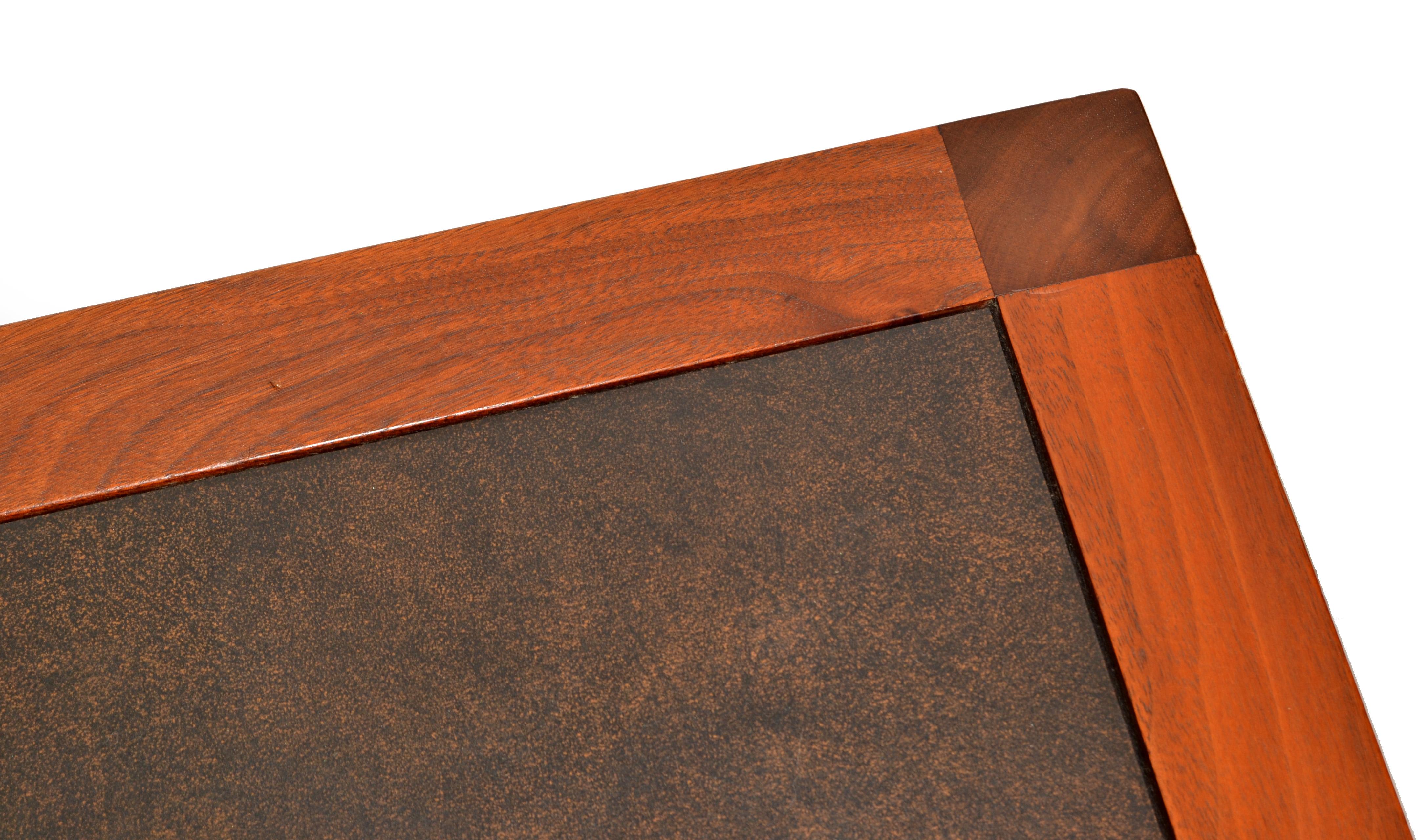 Paire de tables d'appoint Marden en noyer et cuir du milieu du siècle dernier, style Parsons, des années 1970 en vente 2